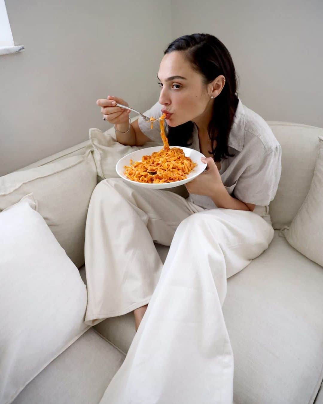 ガル・ガドットさんのインスタグラム写真 - (ガル・ガドットInstagram)「Red pasta and an all white outfit? Challenge accepted.」8月14日 4時16分 - gal_gadot