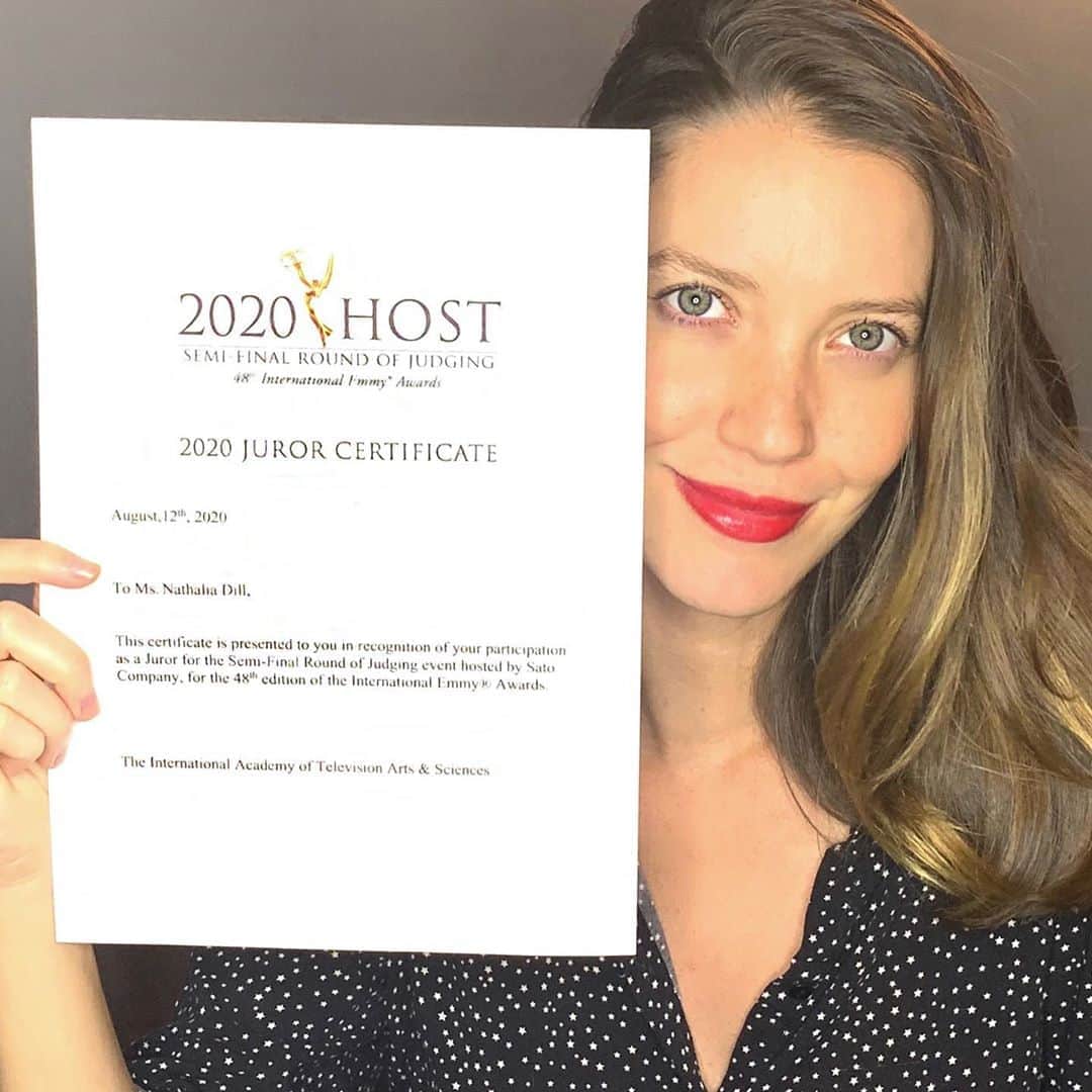 ナタリア・ディルのインスタグラム：「Estava doida pra contar pra vocês! Ontem foi um dia mais que especial. Fui jurada da Semi-final de Telenovelas do International Emmy Awards. Incrível, neh? Uma honra e uma experiência única. Tem muita coisa boa sendo produzida mundo a fora, e ter a oportunidade de votar no melhor da TV mundial é inexplicável. Estou muito feliz. Obrigada @satocompany e @iemmys pelo convite. Aos jurados, foi gratificante estar com vocês. .  I've been dying to tell you guys! Yesterday was a super special day. Why? Because I was a judge on the panel of the International Emmy Awards Semifinalists. It was both an honor and a singular experience. There are so many good projects being produced around the world, and having the opportunity to cast my vote for the best of the best of what's on TV worldwide was incomparable and sublime. I am overcome with emotion. Thank you @satocompany and @iemmys for the invitation. And jurors, it was gratifying to spend time with you.」