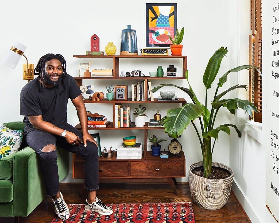 HGTVさんのインスタグラム写真 - (HGTVInstagram)「Best-selling author @jasonreynolds83 transformed his row home into the coolest creative haven 😍 Swipe for a sneak peek, then tap the link in our bio for a full tour with #HGTVMagazine」8月14日 4時18分 - hgtv
