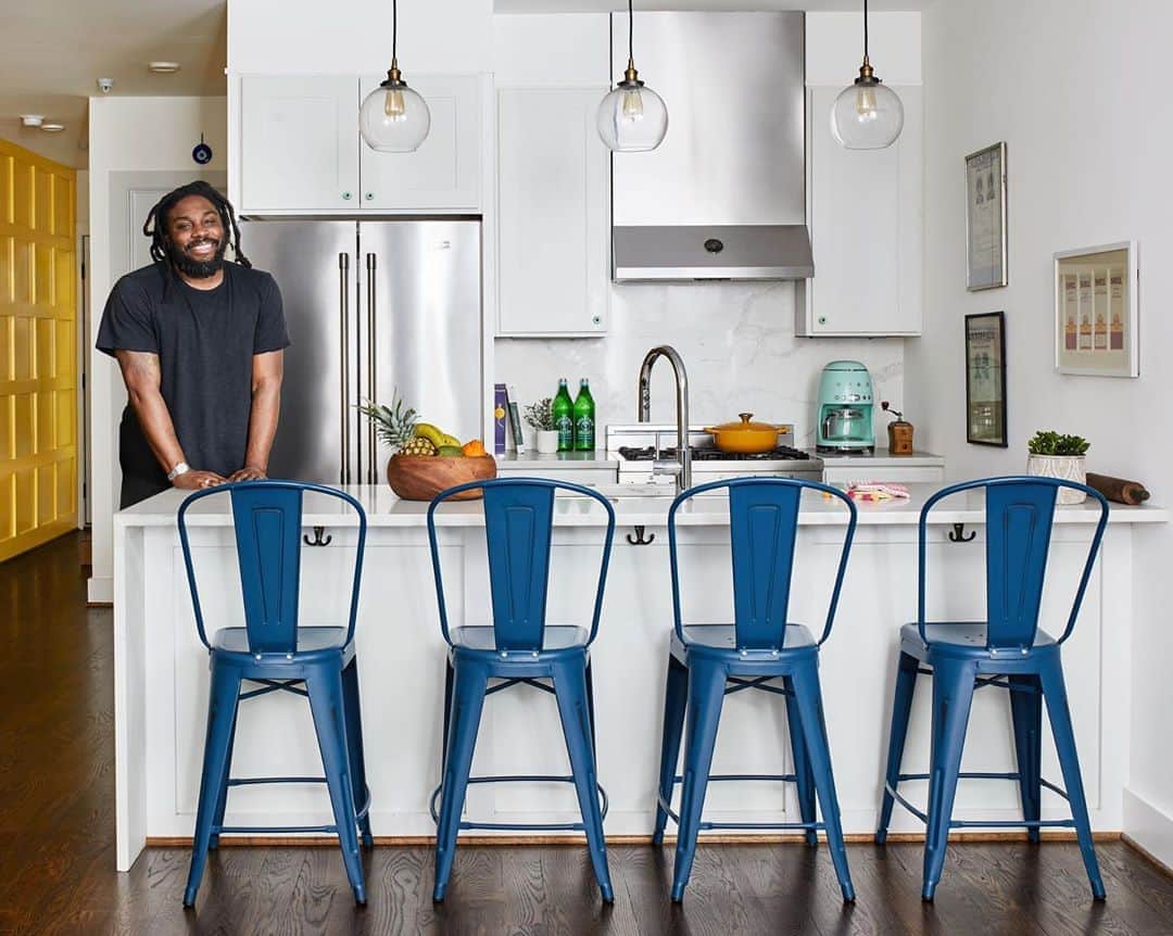 HGTVさんのインスタグラム写真 - (HGTVInstagram)「Best-selling author @jasonreynolds83 transformed his row home into the coolest creative haven 😍 Swipe for a sneak peek, then tap the link in our bio for a full tour with #HGTVMagazine」8月14日 4時18分 - hgtv
