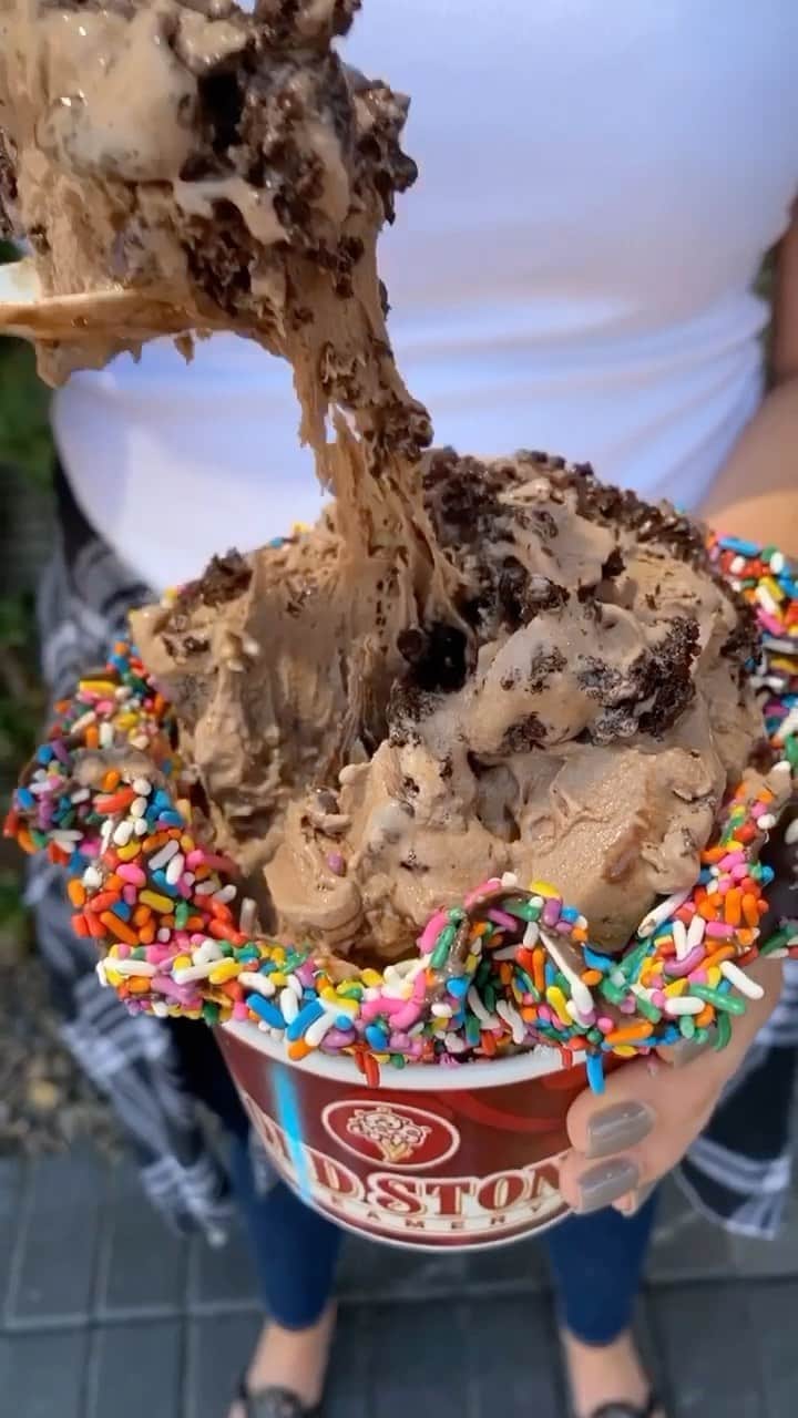 コールド・ストーン・クリーマリーのインスタグラム：「Picking up your Cold Stone Creamery® order like 😋😍🍦」