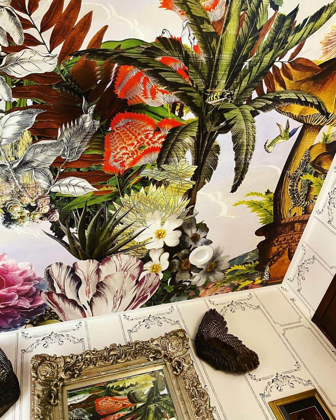 Joy Corriganのインスタグラム：「I made it this far in life without knowing how much I need a mural on my bedroom ceiling 🌺🍄🐝」