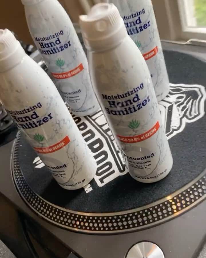 ファンクマスター・フレックスのインスタグラム：「Yes sir! You see me! Every party I’m at we partying safe! @gunitbrands POWER sanitizer stations are set up as soon as u enter! @funkflex on the set! We partying responsibly! @50cent」