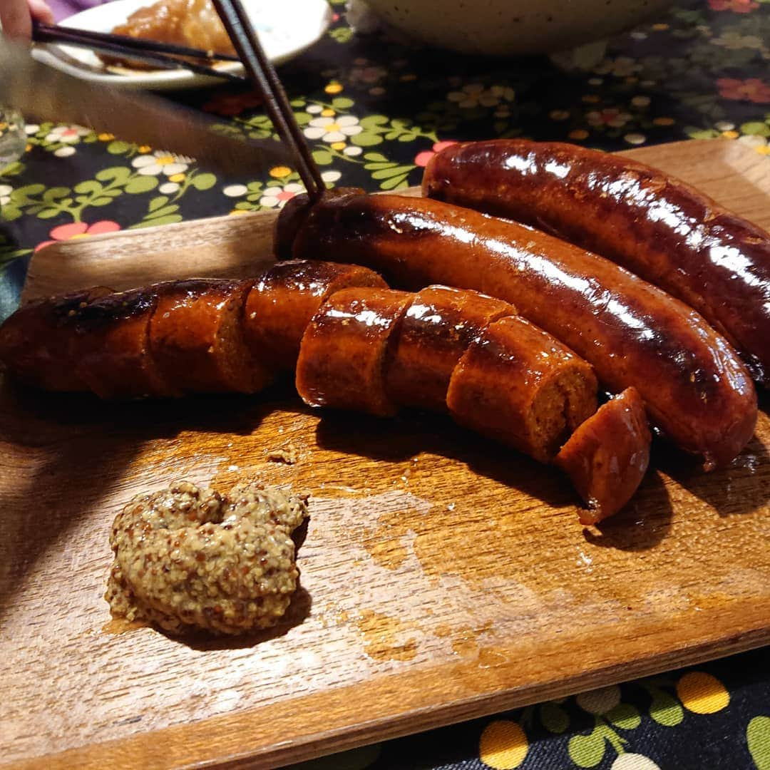 ホルスタイン・モリ夫さんのインスタグラム写真 - (ホルスタイン・モリ夫Instagram)「祝い飯🎌改めて盛り付け勉強したい。 #豚足甘辛煮 #理想は小樽の五香飯店の豚足 #祝いで豚足って #盛り付けの酷い #ホタテのバターソテー #盛り付けの酷い #毛ガニ #田中水産 さんの #マグロの漬け丼 #ビアセラーサッポロ さんの #激旨 #チョリソー #おめでとう❤️」8月14日 4時47分 - morry_aroi