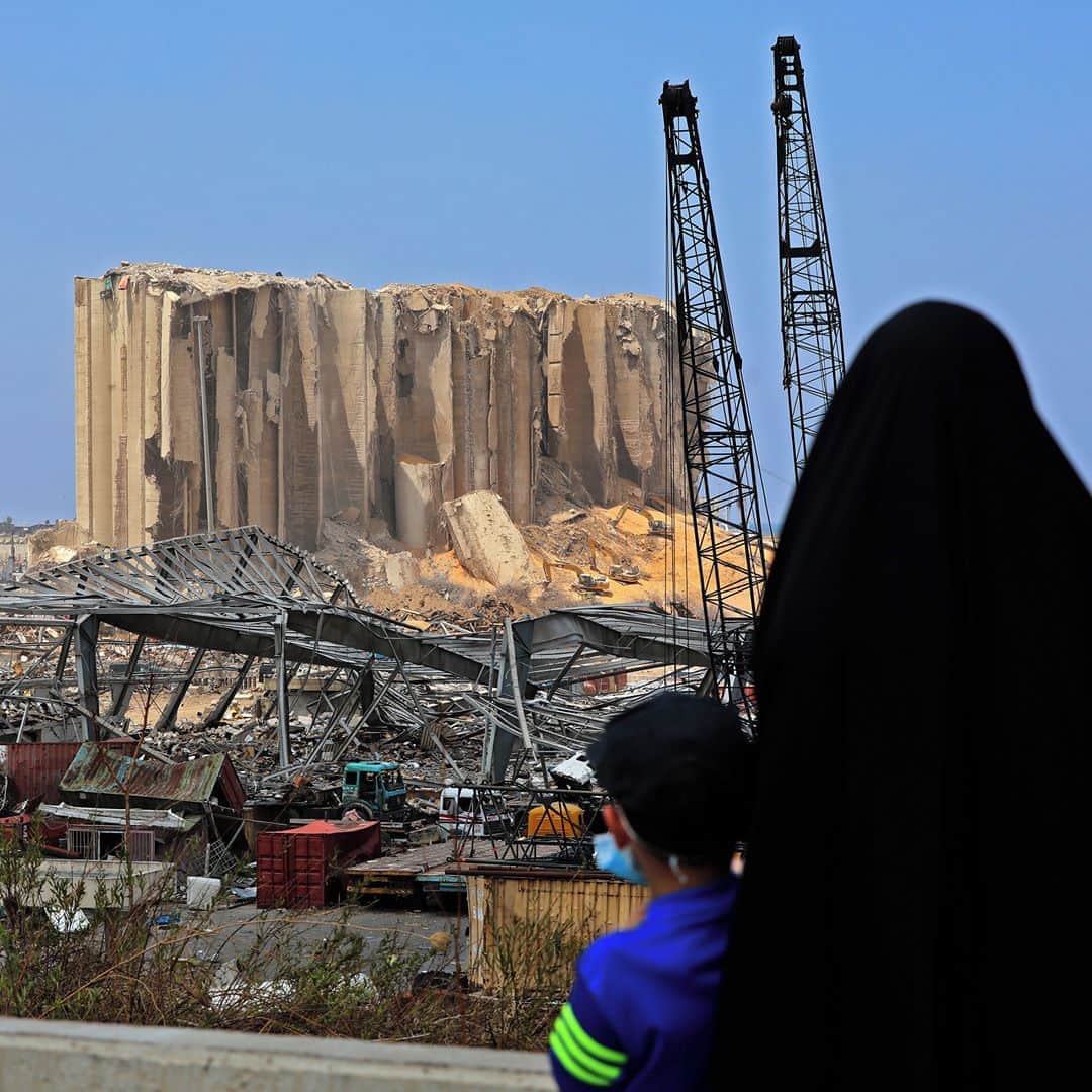 AFP通信さんのインスタグラム写真 - (AFP通信Instagram)「AFP Photo 📷 @anwaramro - A woman with her boy contemplate the damaged grain silos at the port of Beirut following a huge explosion that disfigured the Lebanese capital, on August 12, 2020.⁣ .⁣ Survivors of Beirut's August 4 blast are still in shock over a disaster that disfigured their city. The earth-shaking explosion killed 171 people and wounded more than 6,000, a sickening blow to a country already in crisis.」8月14日 4時44分 - afpphoto