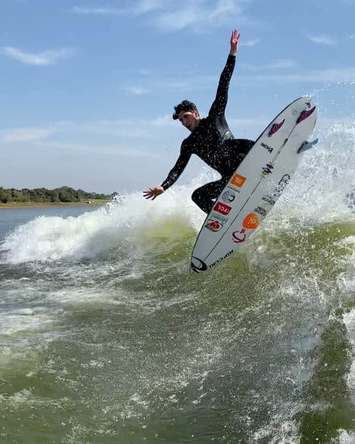 ガブリエル・メディーナのインスタグラム：「fun day with my loves 🤟❤️ll Muita diversão pra um dia divertido. @sophiamedina @yasminbrunet1 ❤️🏄🏻‍♂️🙏ll」
