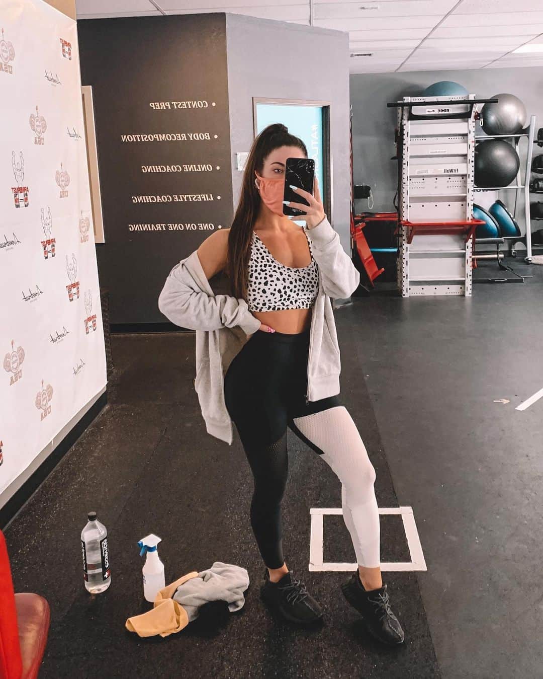 Paige Reillyのインスタグラム：「Had to hit the gym today & just work. I didn’t film because I really wanted to just focus on my workout & letting it all out.⁣ ⁣ Been feeling off for a few months now and it seemed to just all crash in an overwhelming wave this week. The most frustrating thing is not knowing WHY I feel this way. I have felt super unmotivated and almost lost (?? I’m not good with putting my feelings into words) and I’ve been able to just push through it until this week. It stopped me in my tracks and I decided to just take a step back and let my mind figure out what it needs.⁣ ⁣ Working out since day 1 has been an outlet for me. That’s the reason I fell in love with weight lifting in the beginning. I kind of lost that for a little while and I had to get back in there & remember how GOOD it makes me feel to just push myself, work, and make myself proud 🤍⁣ ⁣ Just a ramble, but I’ve taken a slight step back from my phone and just honestly everything in general, so I apologize I haven’t been as quick to DM’s as I usually am 🙏🏻 Love you guys - make sure you’re taking care of yourself!!!!!」