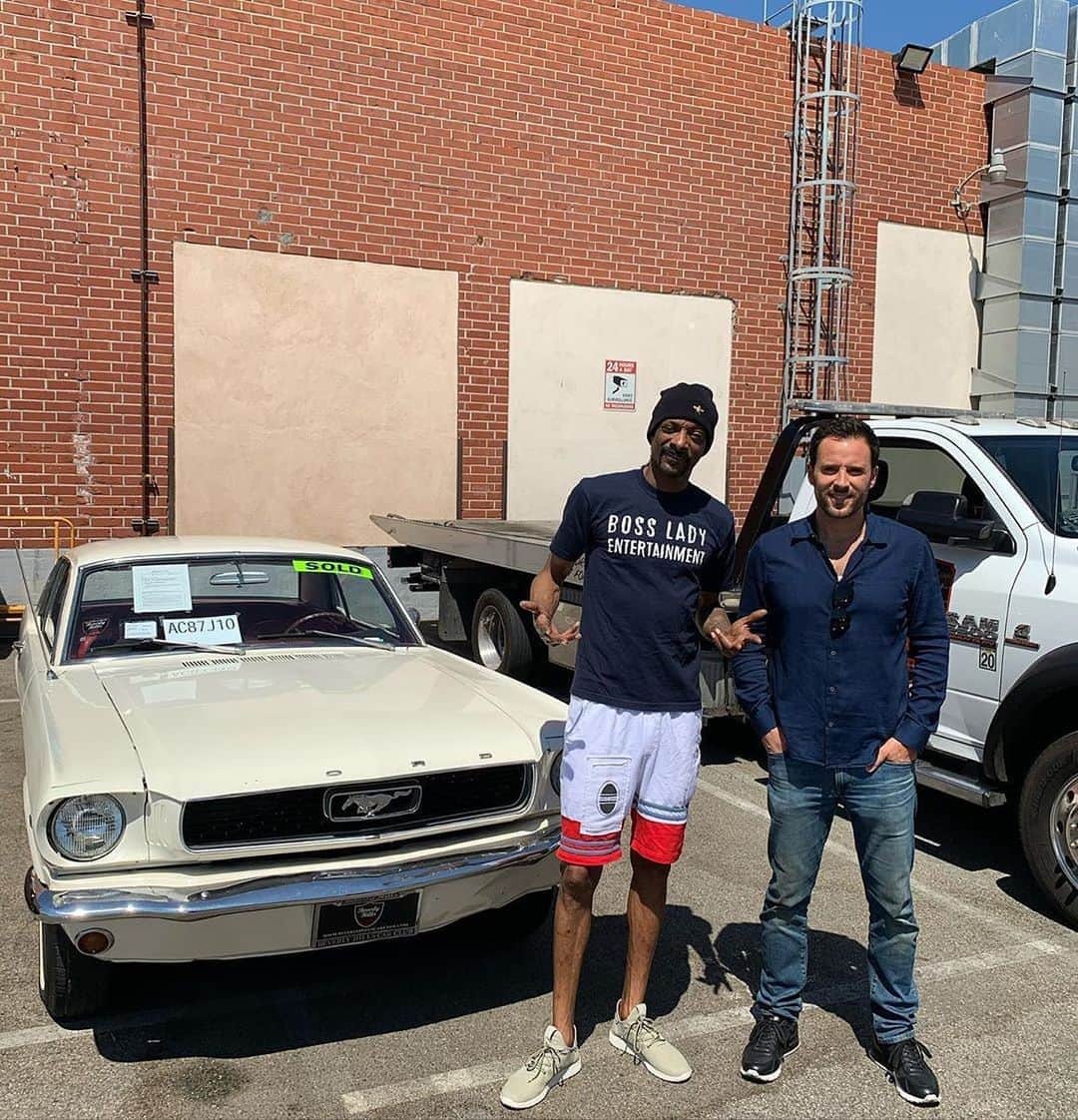 CarsWithoutLimitsさんのインスタグラム写真 - (CarsWithoutLimitsInstagram)「Congratulations to @snoopdogg on his beautiful classic Mustang. He got it from @mralexmanos Classic Car Finder #carswithoutlimits #mustang」8月14日 5時02分 - carswithoutlimits
