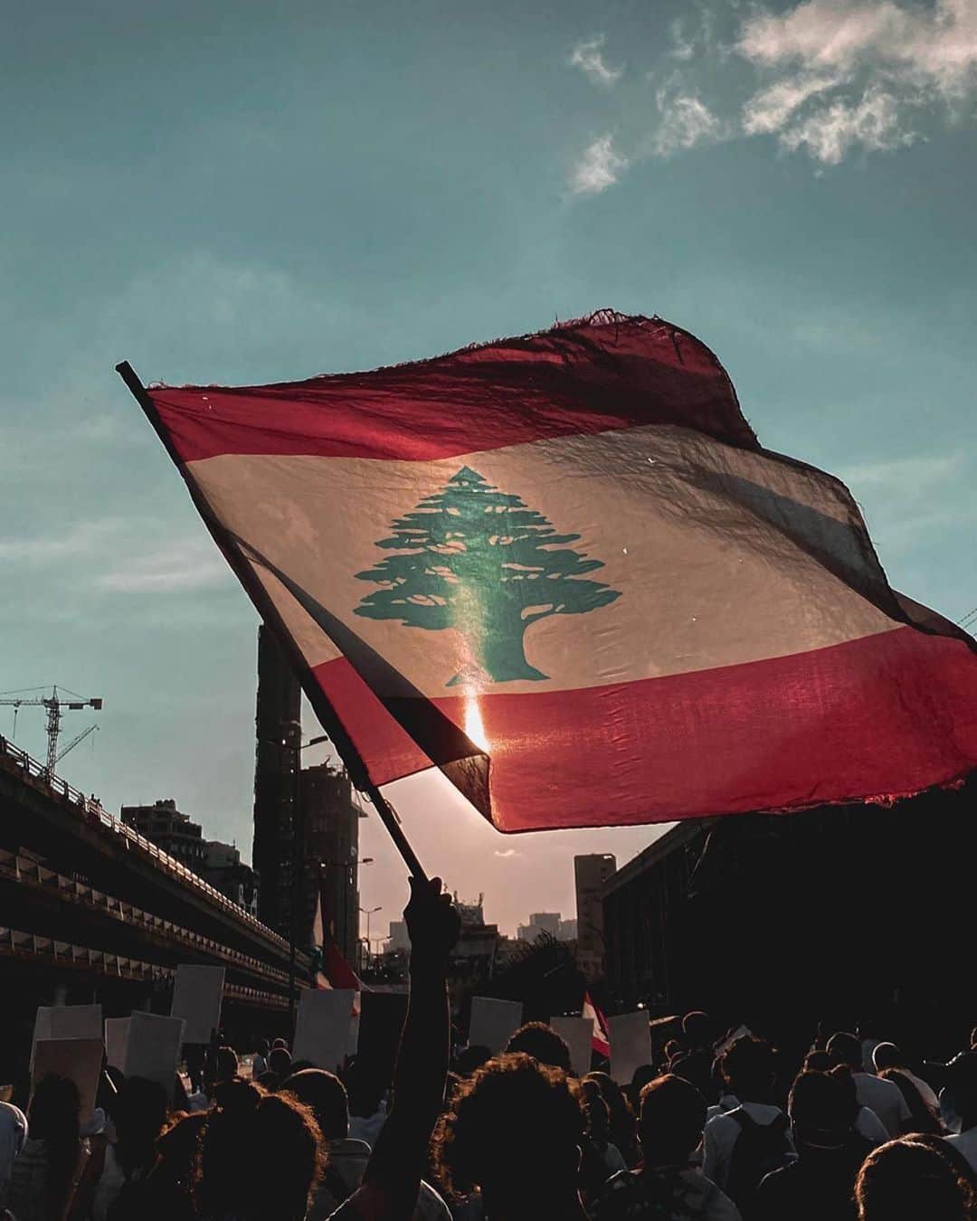 リアーナのインスタグラム：「Beirut has recently experienced a very devastating explosion that has left many people dead, injured, displaced from homes, families sleeping in the streets with their children and hospitals overcrowded due to the influx of injured patients seeking immediate medical attention - paired with the damage many of the hospital buildings have endured! If you would like to assist in the emergency response to the people of Beirut who have been affected by this, please feel free to donate to any of these organizations @preemptivelove @impact.lebanon @sadalsuudfoundation @savethechildren」