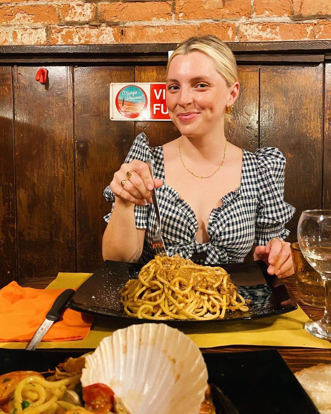 Estée Lalondeのインスタグラム：「That’s a lotta pasta 🍝👀」