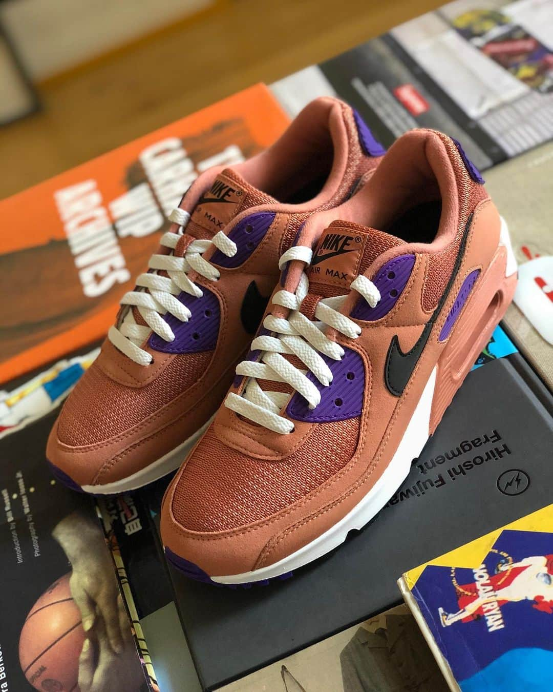 Mr. Tyさんのインスタグラム写真 - (Mr. TyInstagram)「#newpickup Nike Air Max 90 ID/ByYou. I couldn’t get away from this lovely Terra Blush color while building my last pair- so here we are with another pair 🤷🏾‍♂️.  #am90 #ids #airmax90 #complexkicks #wdywt #kissmyairs #mynikeids #womft #nikebyyou #todaykicks #complexkicks #nikeid #ijustlikeshoes #theshoegame #airmaxalways #airmax #soletoday #airmasics #mynikeid #ファッション #コーティネート」8月14日 5時22分 - regularolty