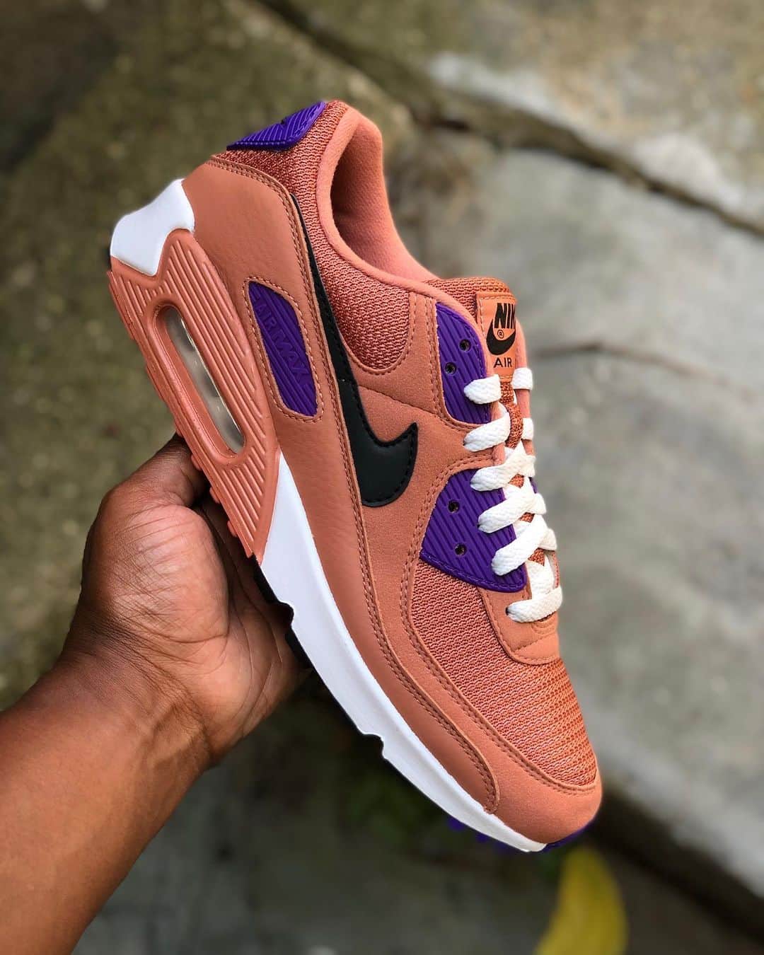 Mr. Tyさんのインスタグラム写真 - (Mr. TyInstagram)「#newpickup Nike Air Max 90 ID/ByYou. I couldn’t get away from this lovely Terra Blush color while building my last pair- so here we are with another pair 🤷🏾‍♂️.  #am90 #ids #airmax90 #complexkicks #wdywt #kissmyairs #mynikeids #womft #nikebyyou #todaykicks #complexkicks #nikeid #ijustlikeshoes #theshoegame #airmaxalways #airmax #soletoday #airmasics #mynikeid #ファッション #コーティネート」8月14日 5時22分 - regularolty