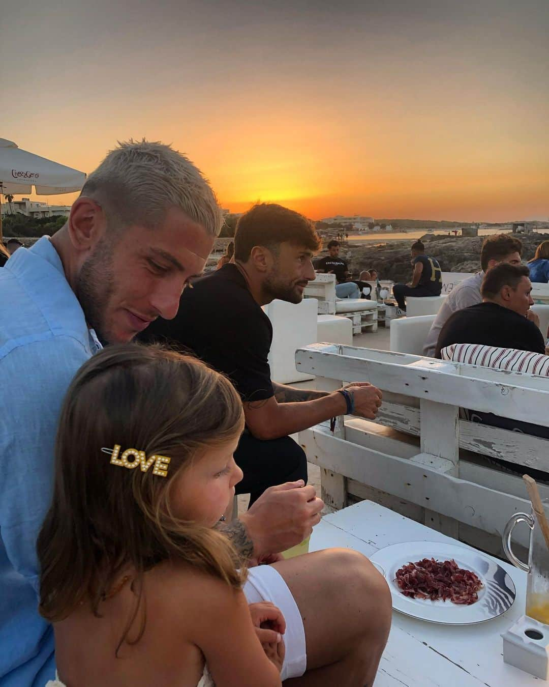 ルカ・マッローネさんのインスタグラム写真 - (ルカ・マッローネInstagram)「When the sun goes down, the stars come out ✨ 🌅  #formentera #chezzgerdi #amistad」8月14日 5時19分 - marrone39