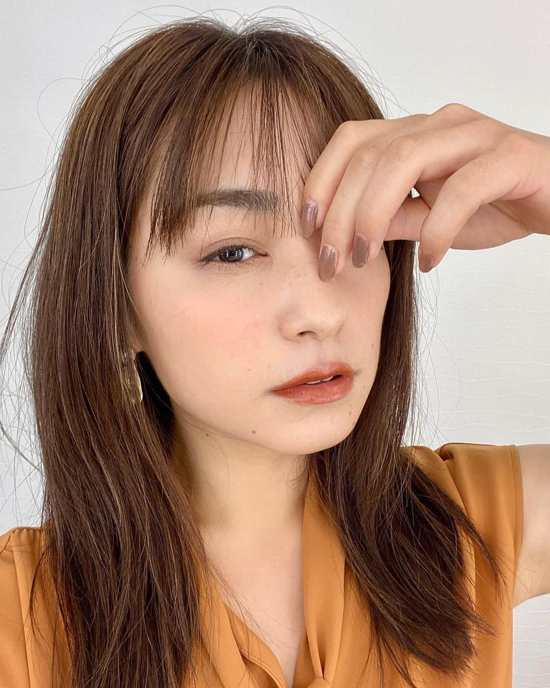 松原菜摘さんのインスタグラム写真 - (松原菜摘Instagram)「ブラウンメイク👁🤎 王道なのに色の合わせ方や入れ方によって ぜんぜんイメージが変わっちゃうのが なんともいえなく可愛くて…♡  このリップ、よく撮影で使ってもらうことが多くて、オシャ顔にもなれるし この秋たくさん活躍しそう🍊 #ブラウンメイク」8月13日 20時42分 - __hani__mn