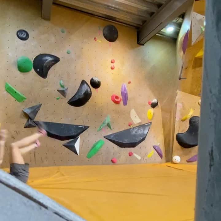 ホン・イン・リーのインスタグラム：「挫敗的練習😤 #抱石 #bouldering」