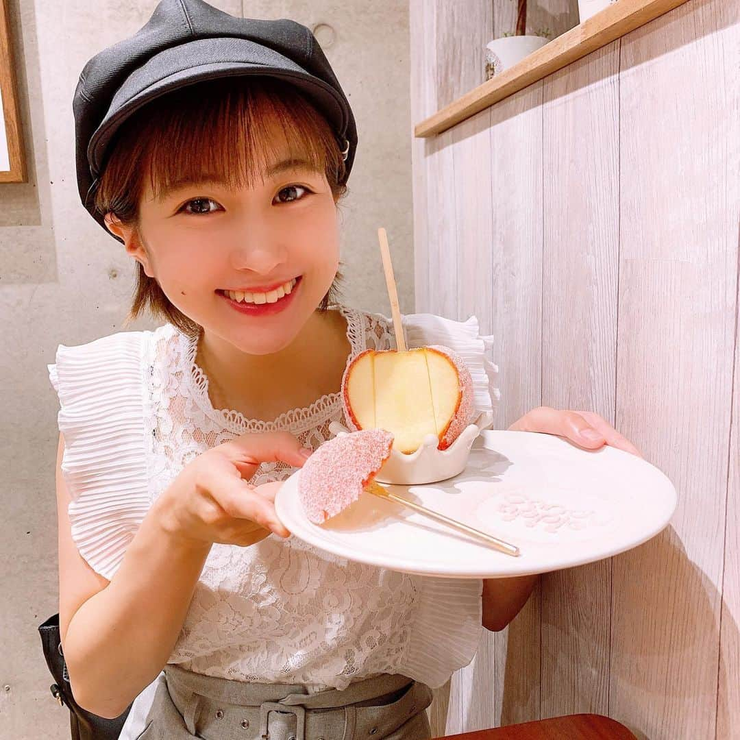 長谷川怜華さんのインスタグラム写真 - (長谷川怜華Instagram)「.. ..  行ってみたかった candy apple 🍎♡🍭  ピュアココアとヨーグルチョコ を食べました♪  りんごが美味しかった🍎♡ あえて王道プレーンを 頼まないという、、笑笑  #candyapple #代官山 #りんごあめ #代官山カフェ  .. ..」8月13日 20時45分 - hasegawa_reika