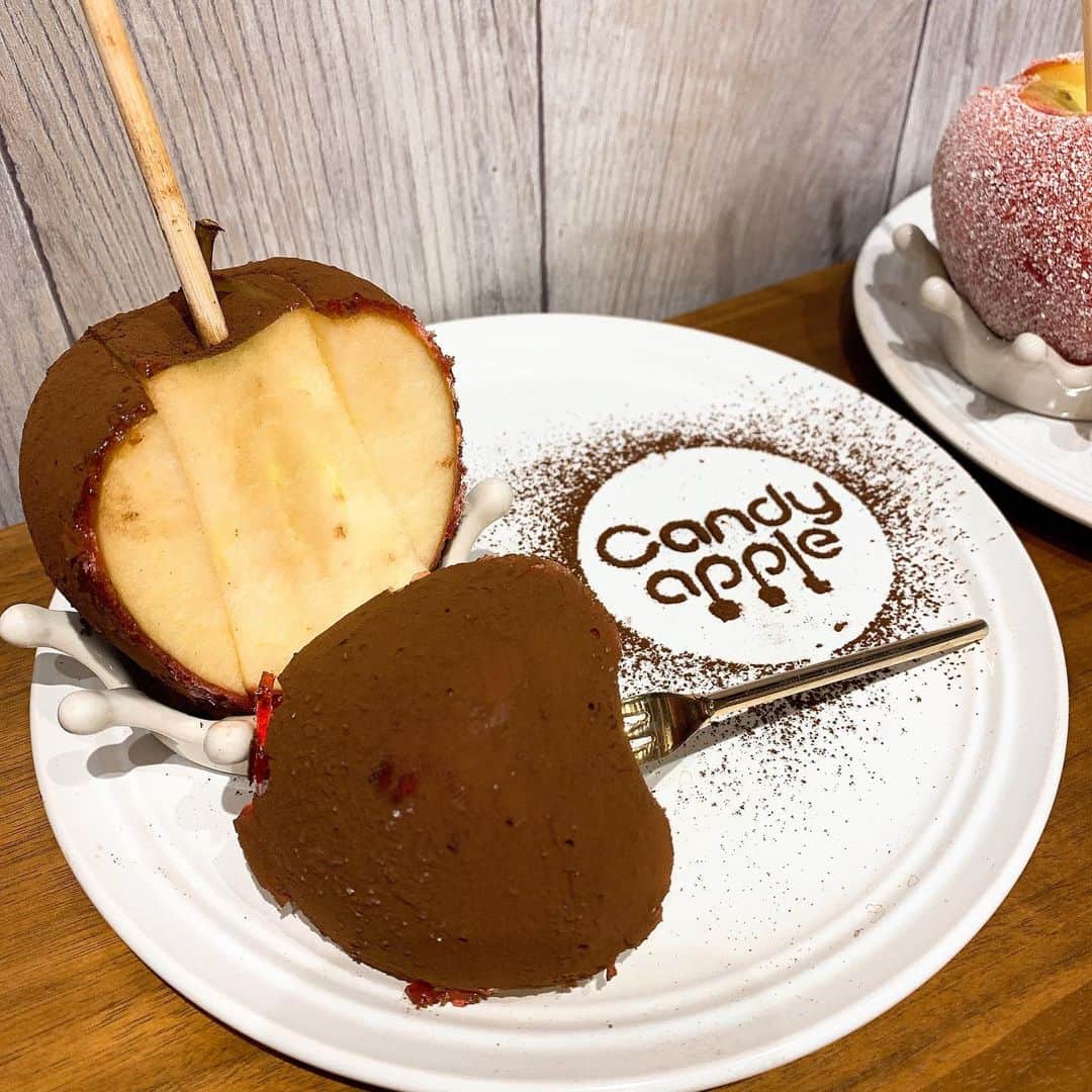 長谷川怜華さんのインスタグラム写真 - (長谷川怜華Instagram)「.. ..  行ってみたかった candy apple 🍎♡🍭  ピュアココアとヨーグルチョコ を食べました♪  りんごが美味しかった🍎♡ あえて王道プレーンを 頼まないという、、笑笑  #candyapple #代官山 #りんごあめ #代官山カフェ  .. ..」8月13日 20時45分 - hasegawa_reika