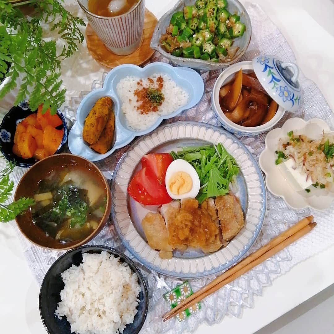 のインスタグラム：「#晩御飯#食費月13000円   チキンみぞれステーキ おくらのおかか和え 茗荷の冷奴 お味噌汁 カクテキ&漬物 デラウェア  👶も🍇今までにない食いつきを見せた👀❤️ 食いつきというか、🍇汁の垂れた机を舐めてたから物凄く気に入ったんだろう(笑)  冷蔵庫掃除兼ねてあるものでご飯！ ワンオペなお盆休み初日、プールと夜のお散歩でHP削りました💪  ちまちま👦👦がデラウェア食べるのに時間取られてまだお風呂入ってないという。  #晩ごはん#晩ご飯#夕食#夕御飯#夕食#おうちごはん#節約#節約ご飯#晩御飯#デリスタグラム#デリスタグラマー#クッキングラム#ワーママ#大分#instafood」