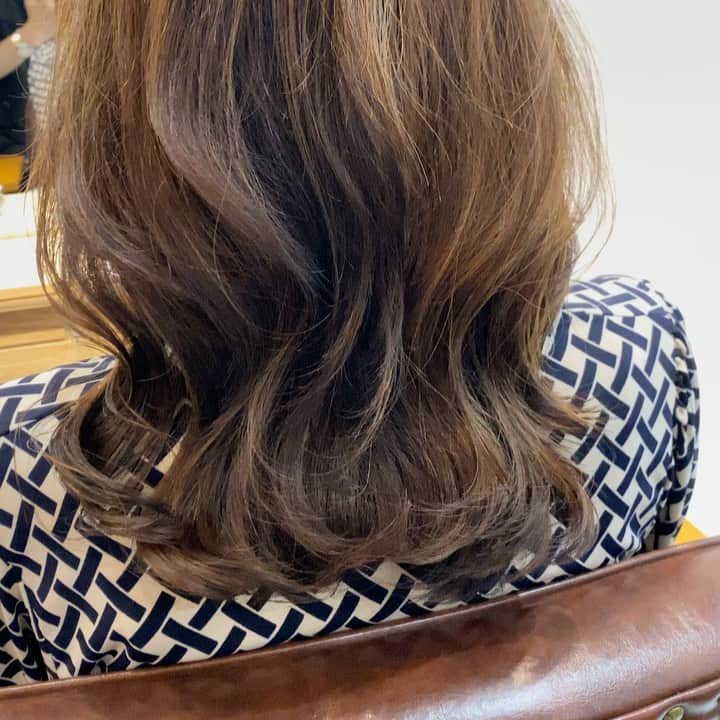 西岡卓志のインスタグラム：「お客様ヘア！パーマは  @takashi_nishioka にお任せあれ！  保存して頂けるとオーダーの際に便利です！  お客様からはカットしてよかった！パーマをかけて良かったというお声を多数頂いております！  《✨お客様の口コミ✨》  ■会う人全員に褒められます！！本当にありがとうございます！また行きます😊  ■ 本日はパーマをかけていただき、ありがとうございました☺パーマも色もほぼ全てお任せでお願いしましたが、優しく聞き取りしてくださり、西岡さんにお願いしてよかったなぁ✨と思いながら帰りました☆お忙しい中ありがとうございました！明日から、パーマ楽しみたいと思います😌そして、またぜひ、よろしくお願いします🙏  ■ 西岡さんにカットしてもらったあとは、めちゃ誉められます😂 有難うございます💕🍀  ■ 今日は、素敵な髪型にしていただき、ありがとうございました😃  スタッフの皆さんにも良くしていただき、あっという間に時間が過ぎていました♬  これからもよろしくお願いします😊  ーーーーーーーーーーーーーーーーーーーーーーー  髪型に悩まれている方は是非ご相談下さい！ 全力で取り組ませて頂きます^_^  【✨髪型で人生を豊かにするお手伝いを✨】  素敵なヘアには女性を幸せにする力があります！  僕に是非お任せ下さい！  ヘアスタイルを似合わせるには大事な要素があります✨  ☑︎首や、肩幅を考慮したシルエット👤  ☑︎お顔の特徴頬や顎の位置生えグセなどをカバーする前髪を含めたフロントデザイン👧  ☑︎普段のファッションに馴染むヘアスタイルとファッションの調和👚  美容師は綺麗に切る事が大事なのではなく、一人一人に似合わせる事が大事です✨  なぜかいつも髪型がしっくり来ない！  インスタで見た可愛い髪にしたい！  なんか似合ってない、なんか変、可愛くない！  という貴女へ！  絶対僕が素敵にします！  【価格表】  カット¥7,150 カットカラー¥15,400円 カットカラートリートメント¥20,900円 カットパーマ¥18,700 トリートメント¥5,500 縮毛矯正カット¥27,500 #後れ毛#前髪#ぱっつん前髪#ふんわり前髪#シースルーバング#センターパート#サイドパート#オン眉#オトナカジュアル#大人カジュアル #デジタルパーマ #顔型別診断#ふっくら顔#丸顔#丸顔さん#韓流  #丸顔に似合う髪型#スタイリング動画#幼く見える #ウェーブ#似合う髪型 #アッシュグレージュ#ショート#外ハネ#セミロング#西岡卓志」