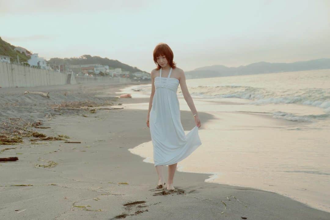 都乃さんのインスタグラム写真 - (都乃Instagram)「☀️🌴🌻🍧👙☀️ Photo by M.KAIYA  ひまわりを持って海にいるってだけで、溢れ出す夏感。。  花火とかしたいし、かき氷で頭痛い！とかやりたいし、 水着で海をバシャバシャしたいけど、ありがたいことに今週はお仕事で缶詰です🤣🤣🤣  せめてもの、夏気分を写真で📸🤩🙌🎉  #Shooting #japanesegirl #summer  #sunflower  #2020summer #SATONO #japanesesinger」8月13日 20時49分 - tonomotono