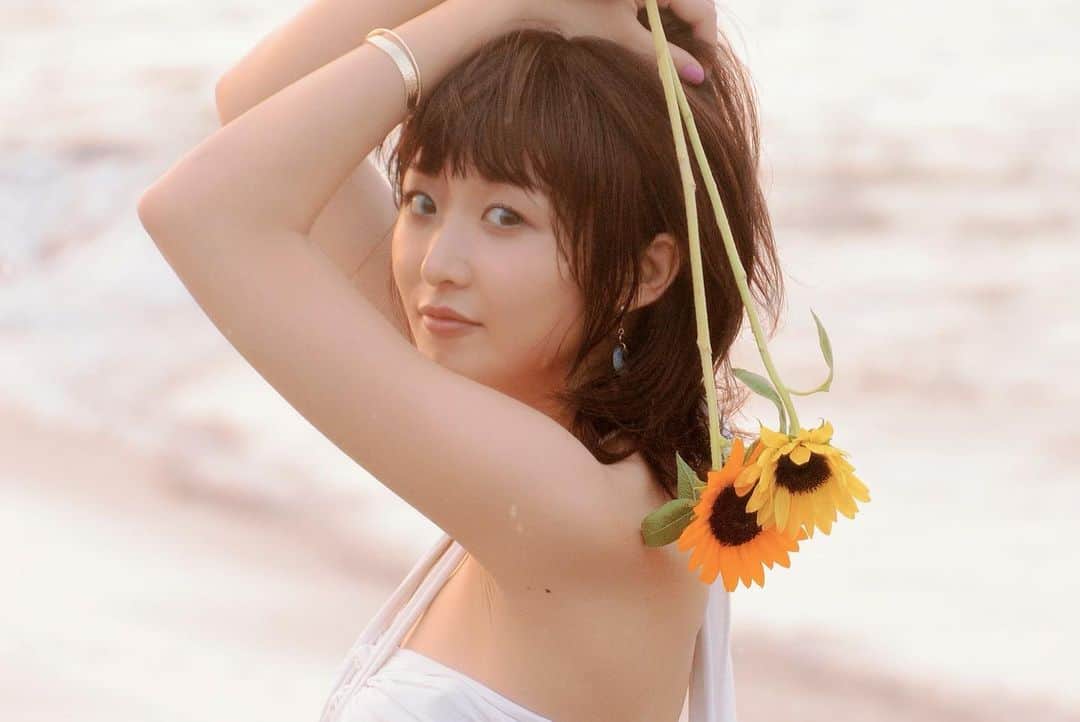 都乃さんのインスタグラム写真 - (都乃Instagram)「☀️🌴🌻🍧👙☀️ Photo by M.KAIYA  ひまわりを持って海にいるってだけで、溢れ出す夏感。。  花火とかしたいし、かき氷で頭痛い！とかやりたいし、 水着で海をバシャバシャしたいけど、ありがたいことに今週はお仕事で缶詰です🤣🤣🤣  せめてもの、夏気分を写真で📸🤩🙌🎉  #Shooting #japanesegirl #summer  #sunflower  #2020summer #SATONO #japanesesinger」8月13日 20時49分 - tonomotono