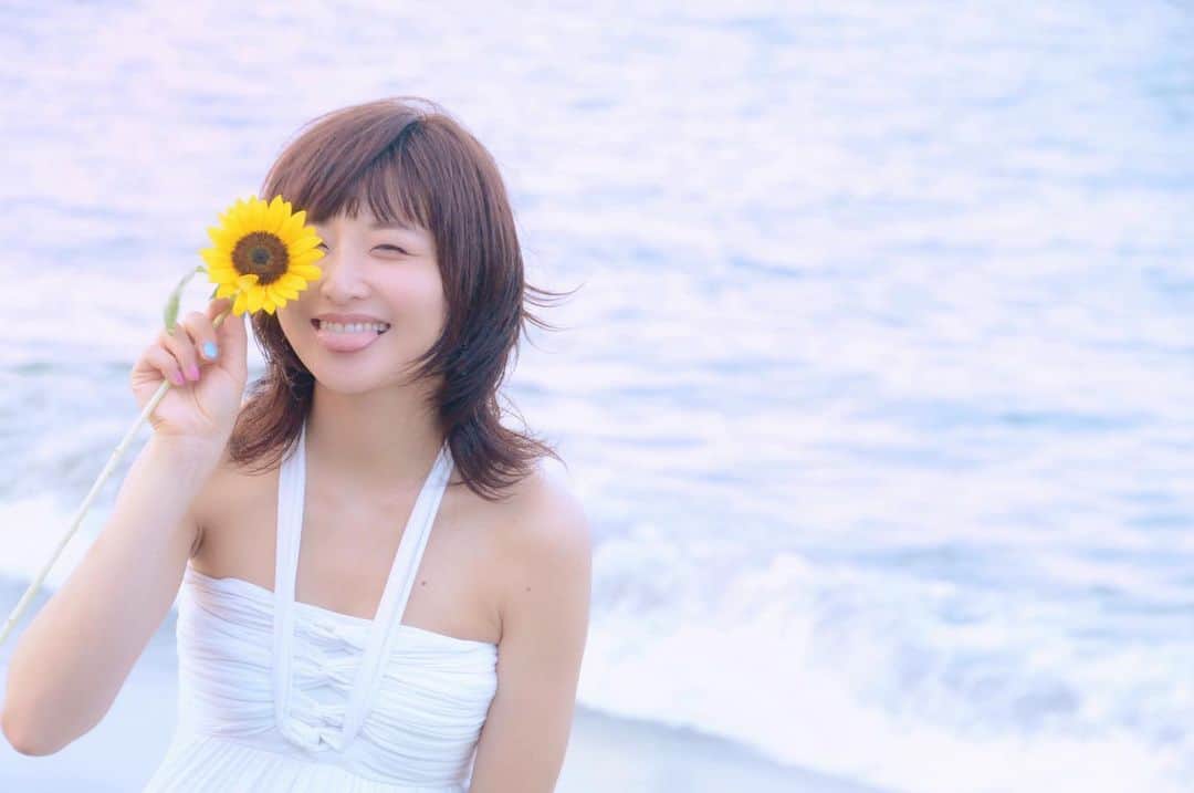 都乃のインスタグラム：「☀️🌴🌻🍧👙☀️ Photo by M.KAIYA  ひまわりを持って海にいるってだけで、溢れ出す夏感。。  花火とかしたいし、かき氷で頭痛い！とかやりたいし、 水着で海をバシャバシャしたいけど、ありがたいことに今週はお仕事で缶詰です🤣🤣🤣  せめてもの、夏気分を写真で📸🤩🙌🎉  #Shooting #japanesegirl #summer  #sunflower  #2020summer #SATONO #japanesesinger」