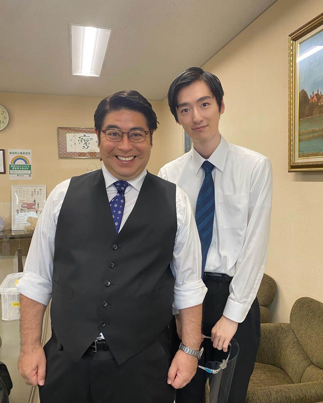 加藤大貴のインスタグラム：「室長補佐に撮って頂きました📸  本日21時から2話放送です！  #皆川猿時 さん #未解決の女」