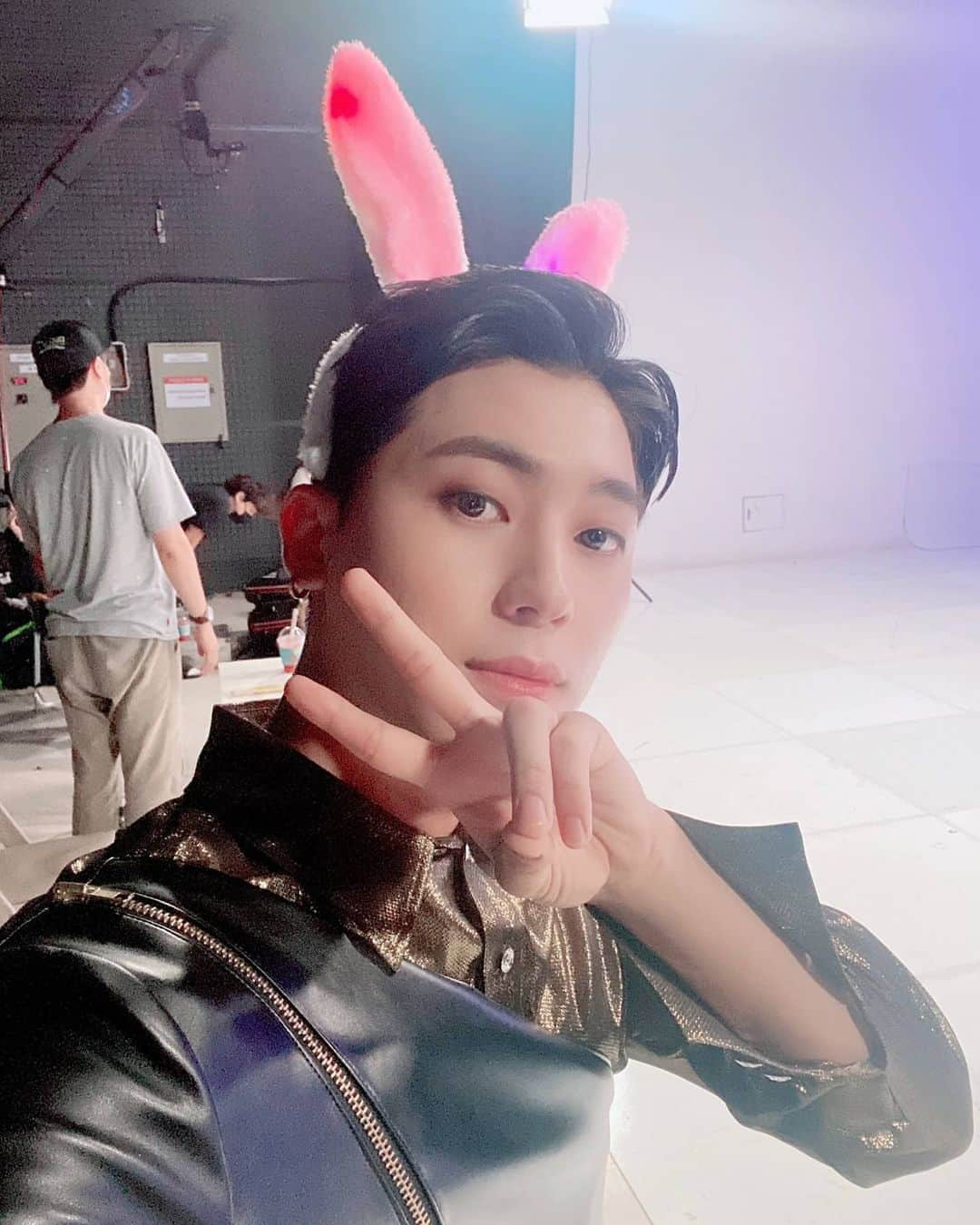 【公式】TEEN TOPさんのインスタグラム写真 - (【公式】TEEN TOPInstagram)「창조와 함께 가시나~가시나~🐰💜  #틴탑 #TEENTOP #창조 #CHANGJO #Mnet #엠카운트다운 #MCOUNTDOWN」8月13日 20時50分 - official_teentop