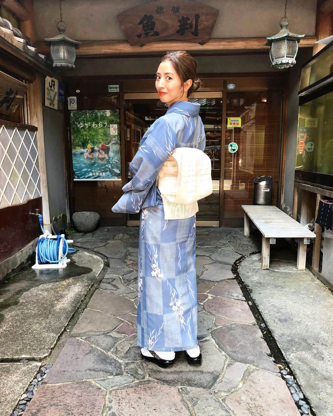 谷澤杏奈さんのインスタグラム写真 - (谷澤杏奈Instagram)「👘  久々に若女将業復帰しています🙇🏽‍♀️  ブランクがありすぎてまだまだですが…🥺  久しぶりにお客様達とお話をしたり お料理を覚えてお出ししたり、掃除をしたり 若女将って仕事はやっぱり楽しいなぁーっと実感しています💓  今はコロナでマスクをしての接客など なかなかやりたい接客スタイルはできていませんが お越しいただくみなさんが少しでも癒され ゆっくり休めるよう努めて参ります🙏🏽  残り数日、よろしくお願いします❤️  #着物#若女将#魚判#旅館#和服#浴衣 #japanesetraditional#kimono#kimonostyle #湯河原#着付け#着物のある生活#着物女子 #若女将のいる旅館#若女将業復活#男の子ママ #子供連れok #子供連れ歓迎 #2児ママ#2児ママライフ #2児ママ若女将ライフ#浴衣コンテスト#浴衣ヘアアレンジ」8月13日 20時51分 - anna.uohan