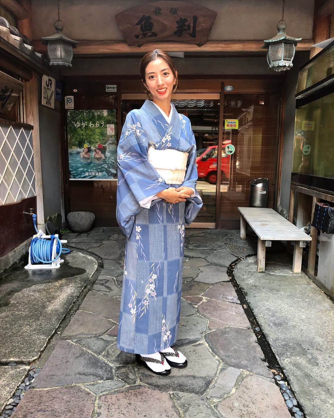 谷澤杏奈さんのインスタグラム写真 - (谷澤杏奈Instagram)「👘  久々に若女将業復帰しています🙇🏽‍♀️  ブランクがありすぎてまだまだですが…🥺  久しぶりにお客様達とお話をしたり お料理を覚えてお出ししたり、掃除をしたり 若女将って仕事はやっぱり楽しいなぁーっと実感しています💓  今はコロナでマスクをしての接客など なかなかやりたい接客スタイルはできていませんが お越しいただくみなさんが少しでも癒され ゆっくり休めるよう努めて参ります🙏🏽  残り数日、よろしくお願いします❤️  #着物#若女将#魚判#旅館#和服#浴衣 #japanesetraditional#kimono#kimonostyle #湯河原#着付け#着物のある生活#着物女子 #若女将のいる旅館#若女将業復活#男の子ママ #子供連れok #子供連れ歓迎 #2児ママ#2児ママライフ #2児ママ若女将ライフ#浴衣コンテスト#浴衣ヘアアレンジ」8月13日 20時51分 - anna.uohan