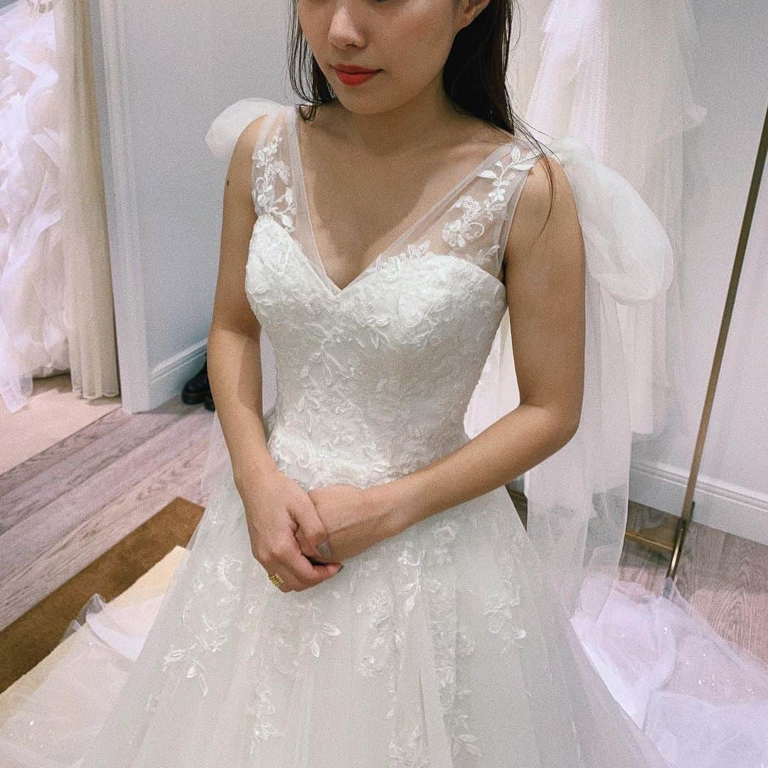 sayocoのインスタグラム：「こういうTHEウェディングドレスってやつも 今となっては着たかったなと思う😂♥️ #2yearsago ・ ・ 今年の花嫁さんたちは当日まで 不安で本当に大変だと思う😫💭 ・ どんな形であっても皆様の晴れの日が happyに迎えられますように😢💖 ・ ・ #weddingdress#mirrormirror#卒花嫁#ドレス試着#ウェディングドレス#さよ婚」