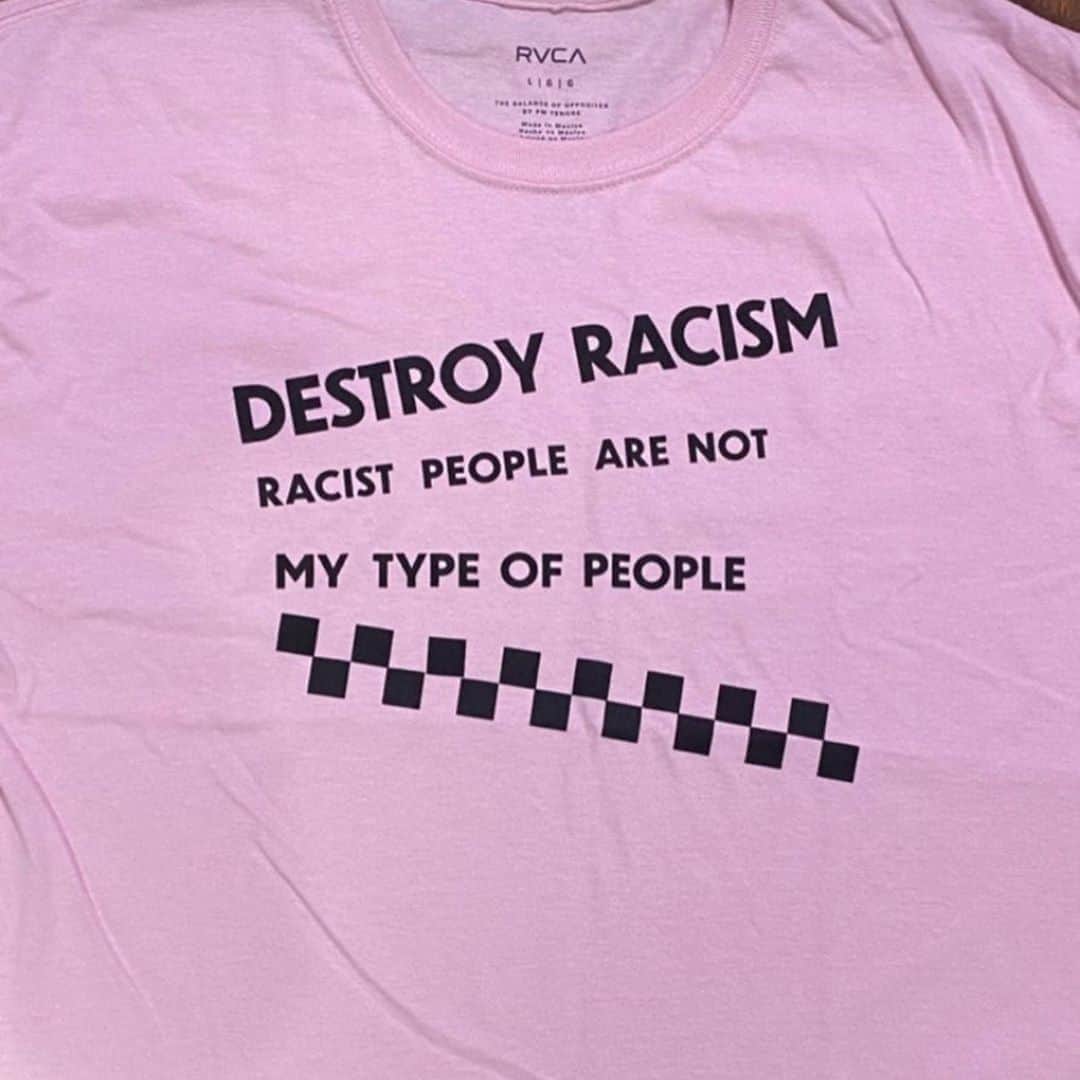 RVCA Japanさんのインスタグラム写真 - (RVCA JapanInstagram)「Destroy Racism // RVCA創設者の @pmtenore と @rvcasurf Advocateでありスタイルバンディット&スーパーシュレッダー @oscar.langburne はこのプロジェクトへ賛同し、シンプルなメッセージを載せたTシャツ製作してプロジェクトをサポートします // このメッセージの拡がりは更に加速して世界中へ届ける必要性をPM Tenoreは信じています // このアイテムはrvca.comで限定販売し、収益のすべてを米国の @innercityarts およびオーストラリアの @aimementoring へ寄付し、子供達の未来の支援へ役立てられます // @rvca @rvca_ausnz #rvca #rvcasurf #balanceofopposites #innercityarts #AIMEMentoring」8月13日 20時53分 - rvcajapan
