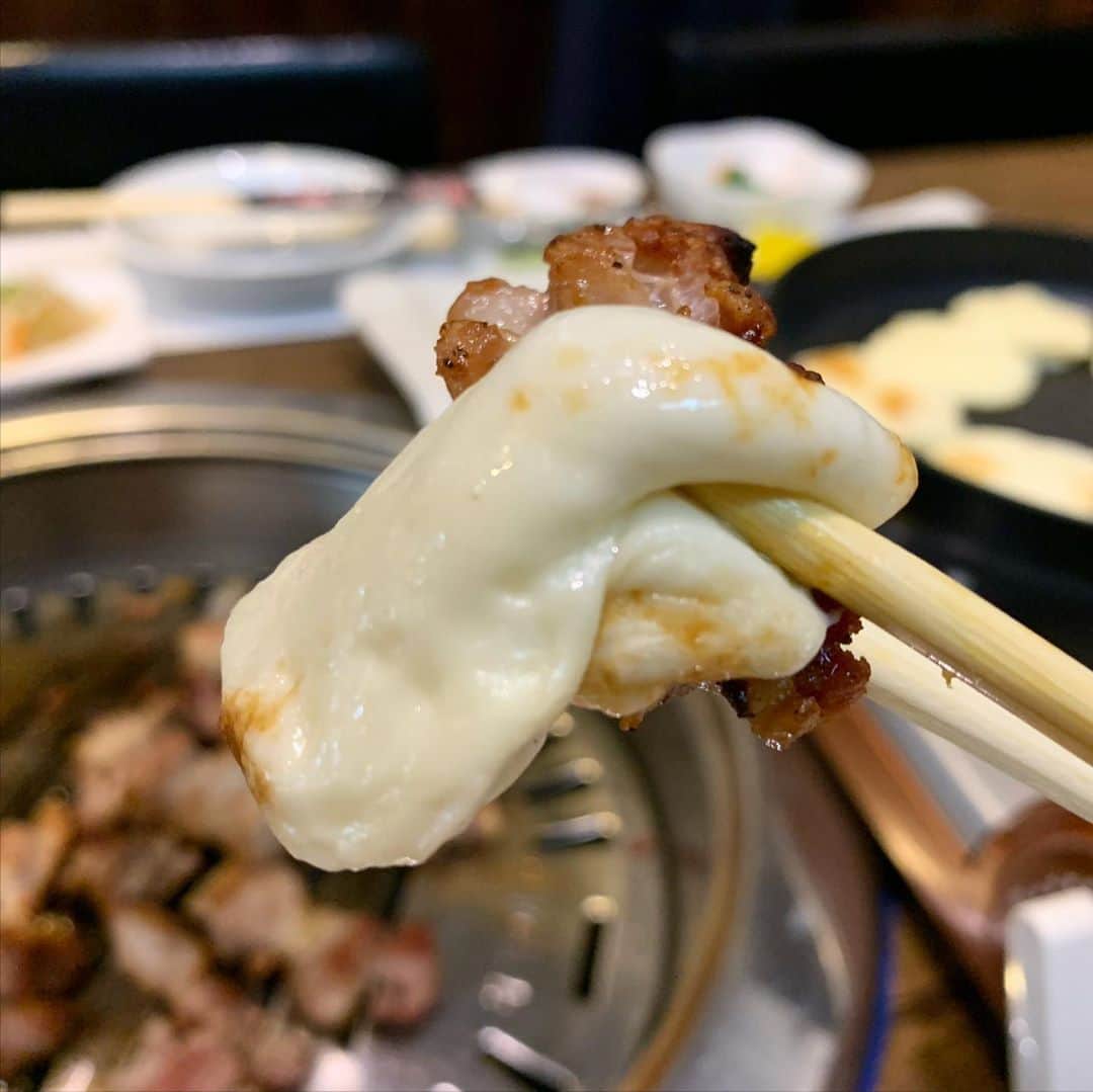 りょうくんグルメさんのインスタグラム写真 - (りょうくんグルメInstagram)「【新大久保　まいうKOREA】 極厚サムギョプサル&焼きチーズ！！！ ㅤㅤㅤㅤㅤㅤㅤㅤㅤㅤㅤㅤㅤ 🏠#新大久保 #まいうKOREA 🚶‍♂️新大久保駅徒歩5分 📖チーズサムギョプサルセット 一人前 ランチ1580+tax ディナー1780+tax (注文は2名から)  ㅤㅤㅤㅤㅤㅤㅤㅤㅤㅤㅤㅤㅤ まいうKOREA新メニューのPR！！！ ㅤㅤㅤㅤㅤㅤㅤㅤㅤㅤㅤㅤㅤ  セットは極熱サムギョプサル+焼きチーズ+基本セット+おひとり様一品 ㅤㅤㅤㅤㅤㅤㅤㅤㅤㅤㅤㅤㅤ ここのサムギョプサルは2センチ以上ある極厚で、韓国のお肉みたい！ サムギョプサルは厨房で焼いてきてもらうことも可能。 ㅤㅤㅤㅤㅤㅤㅤㅤㅤㅤㅤㅤㅤ セットは料理を一人一品注文可能。 今新大久保で大人気のちょい辛チーズタッカルビキンパとチーズトンカツもある。 ㅤㅤㅤㅤㅤㅤㅤㅤㅤㅤㅤㅤㅤ お肉ほんとに分厚くて食べ応えある。 焼きチーズがもっちもち。 肉と食べるとうまうま。  店内は広く、席数も多い。 元々タッカンマリが有名なお店で、外から見ると元祖タッカンマリってゆう文字が目立ってる。 お客さんは女性多め。 ㅤㅤㅤㅤㅤㅤㅤㅤㅤㅤㅤㅤㅤ 大盛りのサラダもついてボリューム満点。  正直極厚サムギョプサル単品でこの値段するから、まじでコスパいい。 ㅤㅤㅤㅤㅤㅤㅤㅤㅤㅤㅤㅤㅤ りょうくん割のお知らせ！ 期間8月14日〜9月13日まで 投稿最後のクーポン写真を見せてね！  ㅤㅤㅤㅤㅤㅤㅤㅤㅤㅤㅤㅤㅤ  新大久保通がよく行くお店！ タッカンマリもオススメだよ！  東京都新宿区大久保2-32-23 和孝レジデンス　１F ㅤㅤㅤㅤㅤㅤㅤㅤㅤㅤㅤㅤㅤ 営業時間 11時〜22時まで」8月13日 21時05分 - uryo1113
