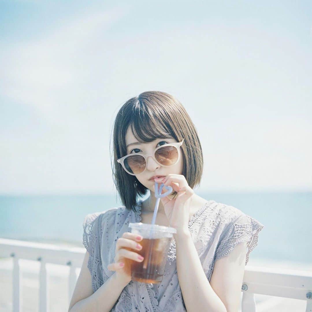 小桃音まいのインスタグラム：「🍹. . 暑い日はいっぱい水分取ろうね. . . フィルムで撮ってもらったの. 色味が綺麗で個人的にとてもすきです❤︎. . . お誕生日まで11日🎂.」