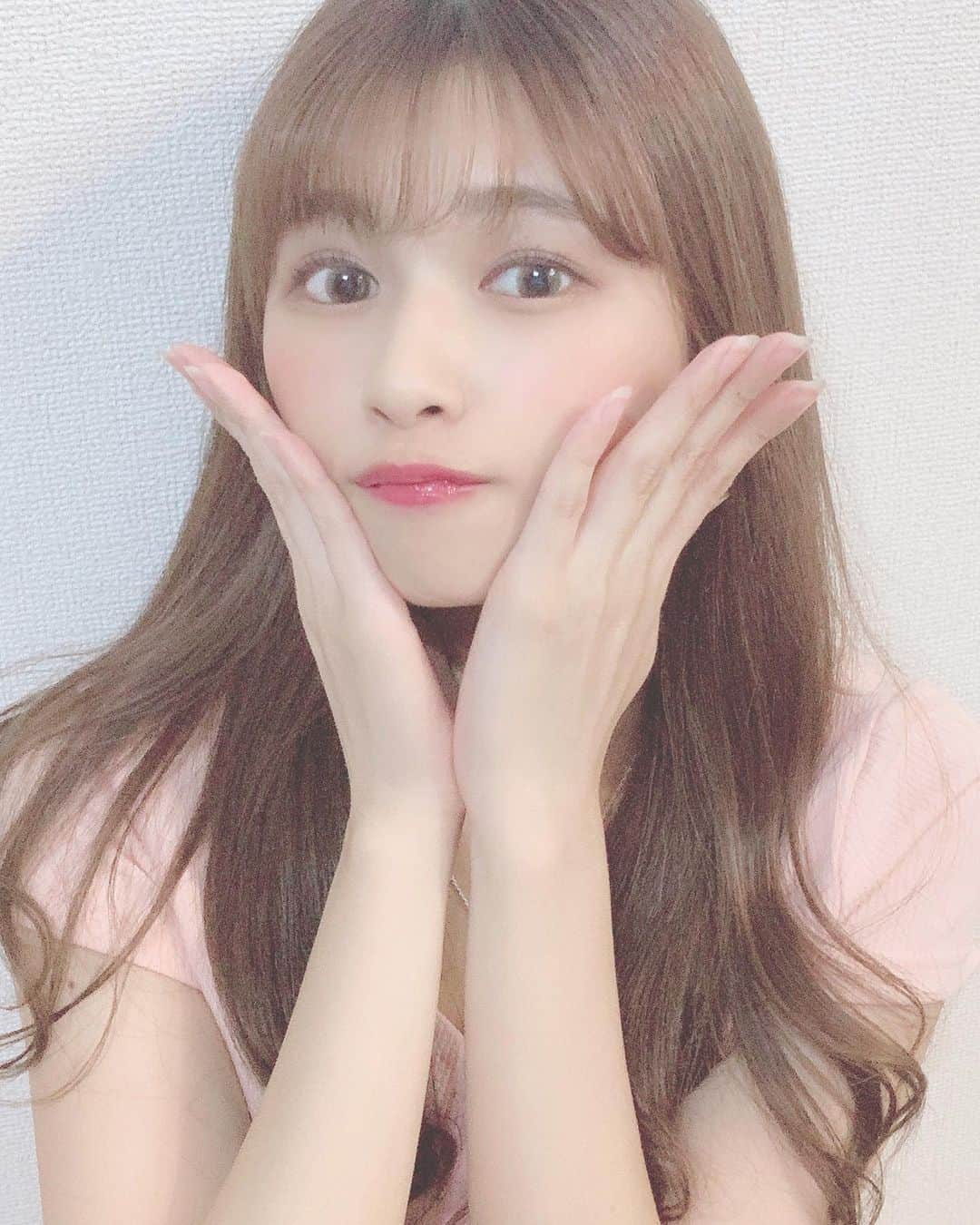 のインスタグラム：「.  𓂃𓈒𓏸  お外に出てないので お家で自撮りしました(  ｰ̀֊ｰ́ )  顔が小さいのか、？ 手が大きいのか、、？ ご想像にお任せします💭笑  𓂃𓈒𓏸  .  #自撮り #自撮り女子 #自撮り界隈 #自撮り部  #透明感 #透明感メイク #ナチュラルメイク  #セルフィー #selfie #selfietime  #natural #naturalbeauty #naturalmakeup  #お家時間 #お家で過ごそう #stayhome  #タレント #グラビア #女優 #ロングヘア #longhair #ゆる巻き #巻き髪  #髪色 #サロンモデル希望 #大阪サロンモデル  #カラコン #指原カラコン #盛れる #可愛い」