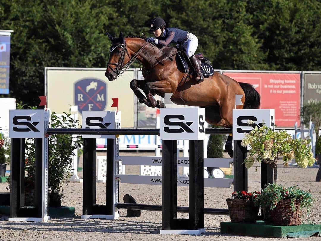 ジュディ舞衣のインスタグラム：「And that's a wrap on our first show of the season with my favorite boy🦄💓 #pommiepompom #eschweilerjumpingfestival」