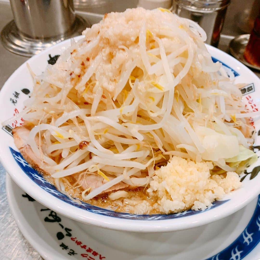 葉月里緒奈さんのインスタグラム写真 - (葉月里緒奈Instagram)「ゴルフの後に軽く一杯(笑) #ラーメン大 #煮干しらーめん#野菜多め#あぶら多め#にんにく多め#ゴルフ#千葉カントリークラブ #ランチ#ボンゴレ#白ワインをロックで#激暑すぎ #氷嚢必須 #でもすぐに湯たんぽになっちゃうよ#寄り目にもなっちゃうよ#帰りに虹が🌈 #rionahazuki」8月13日 21時00分 - riona_hazuki