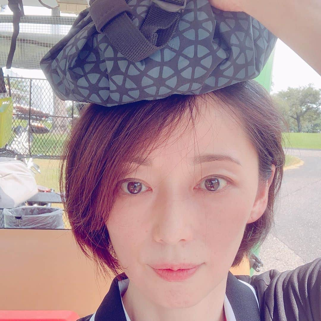 葉月里緒奈さんのインスタグラム写真 - (葉月里緒奈Instagram)「ゴルフの後に軽く一杯(笑) #ラーメン大 #煮干しらーめん#野菜多め#あぶら多め#にんにく多め#ゴルフ#千葉カントリークラブ #ランチ#ボンゴレ#白ワインをロックで#激暑すぎ #氷嚢必須 #でもすぐに湯たんぽになっちゃうよ#寄り目にもなっちゃうよ#帰りに虹が🌈 #rionahazuki」8月13日 21時00分 - riona_hazuki