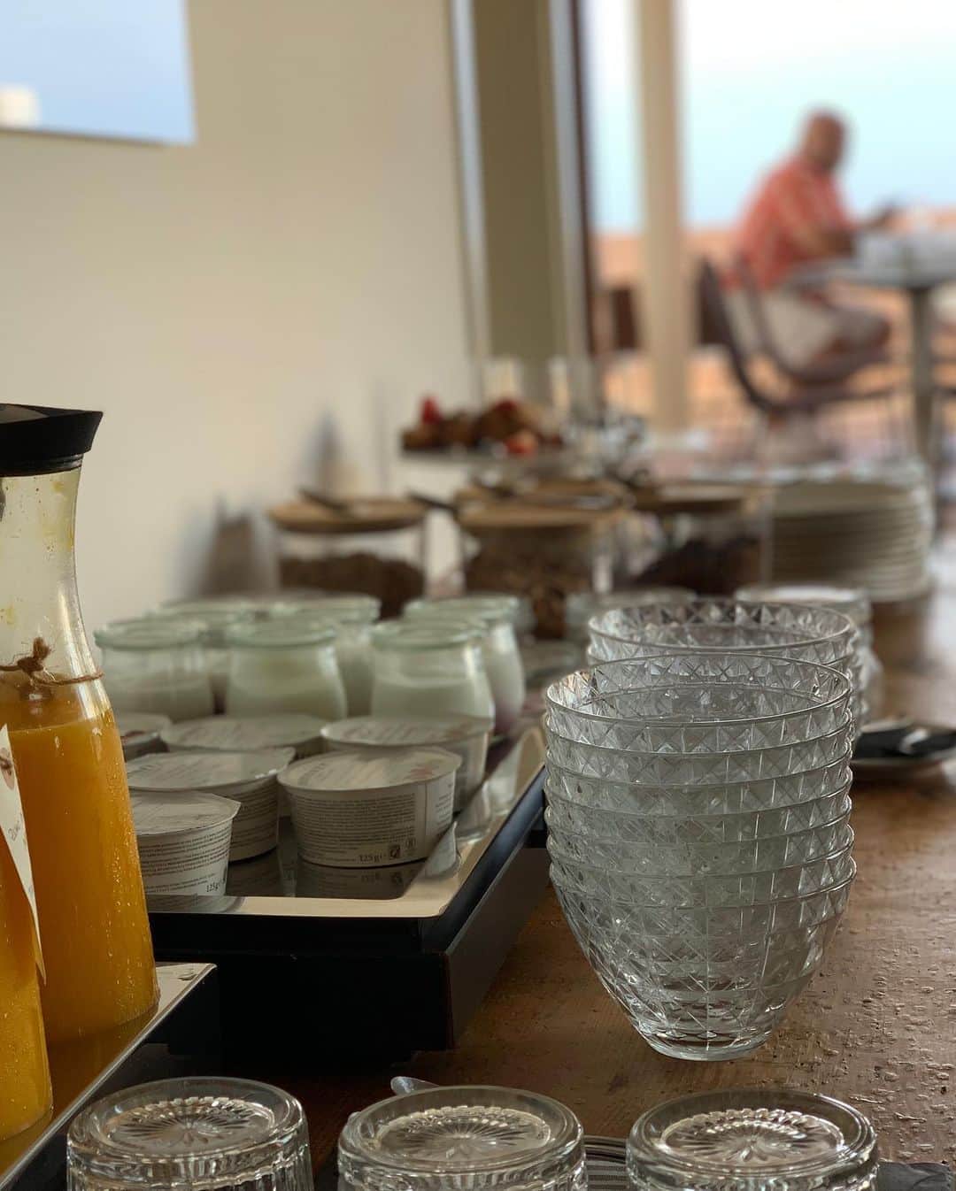 渡辺由布子さんのインスタグラム写真 - (渡辺由布子Instagram)「🥂🍊🍳🥐☕️🧀  2019.07.30 Breakfast Memories❤︎ That's one of our favorite breakfast spots in the world.   忘れられない朝食シーン。 マヨルカ島もバルセロナもマドリードも、スペイン滞在中は毎朝Cava(シャンパン)が飲み放題で、夢のようだったなぁ。  #TBT  #朝シャン  #ラテン  #スペイン #移住計画 #夢のまた夢 #E朝  #throwbackthursday  #breakfast  #breakfastgoals  #breakfastwithaview  #morning #boutiquehotel  #staycation  #hotel  #oceanview  #vacation  #summervibes  #memories  #tbt🔙📸   📍 @itmallorcahotels #BoutiqueHotelCalatrava #palmademallorca #mallorca #spain #🇪🇸」8月13日 21時13分 - watanabe_yuko
