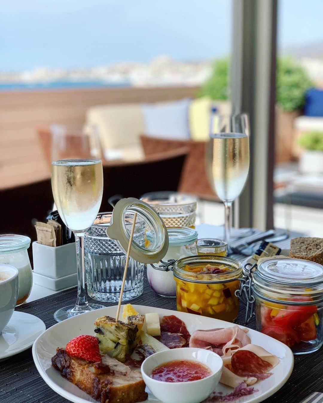 渡辺由布子さんのインスタグラム写真 - (渡辺由布子Instagram)「🥂🍊🍳🥐☕️🧀  2019.07.30 Breakfast Memories❤︎ That's one of our favorite breakfast spots in the world.   忘れられない朝食シーン。 マヨルカ島もバルセロナもマドリードも、スペイン滞在中は毎朝Cava(シャンパン)が飲み放題で、夢のようだったなぁ。  #TBT  #朝シャン  #ラテン  #スペイン #移住計画 #夢のまた夢 #E朝  #throwbackthursday  #breakfast  #breakfastgoals  #breakfastwithaview  #morning #boutiquehotel  #staycation  #hotel  #oceanview  #vacation  #summervibes  #memories  #tbt🔙📸   📍 @itmallorcahotels #BoutiqueHotelCalatrava #palmademallorca #mallorca #spain #🇪🇸」8月13日 21時13分 - watanabe_yuko