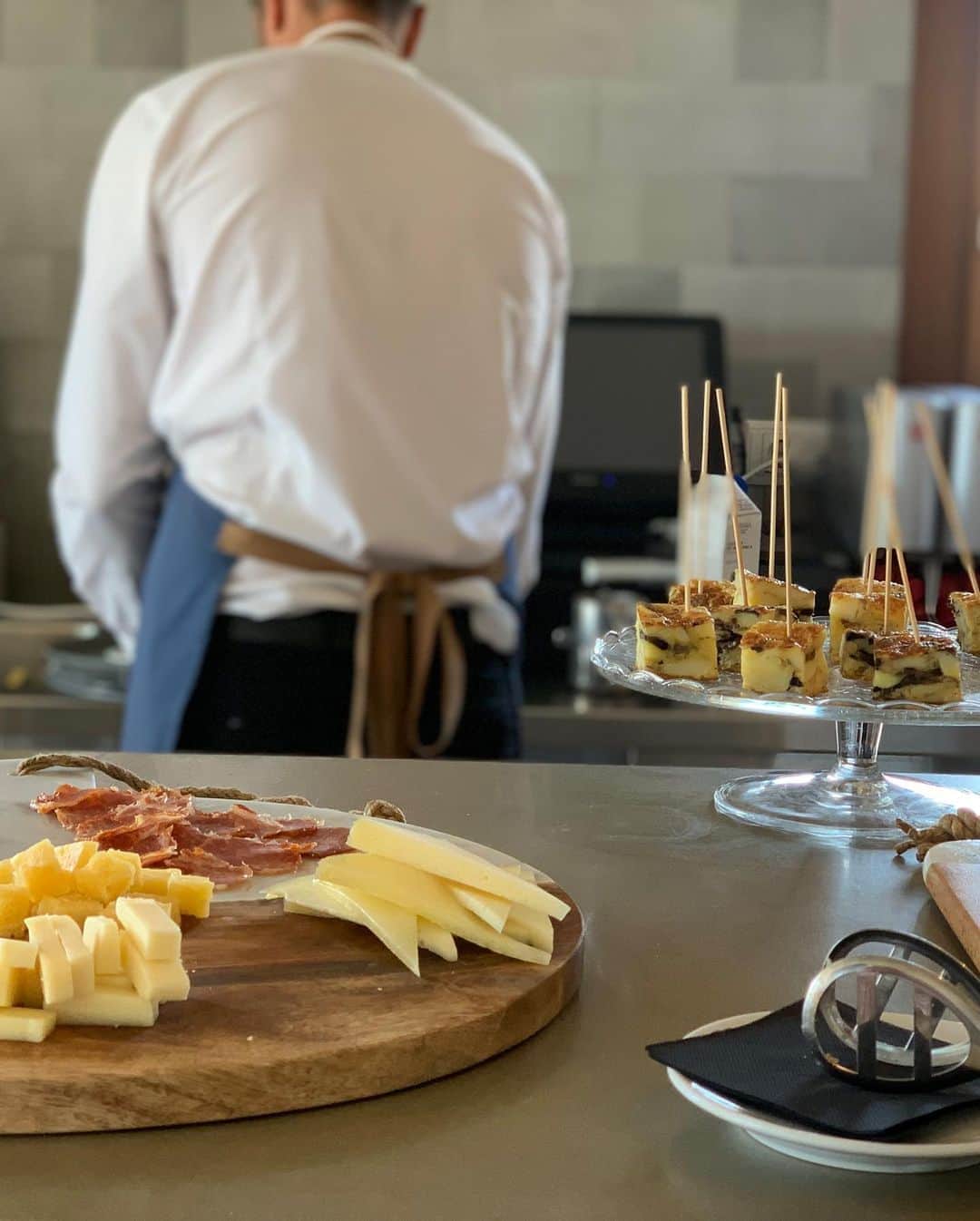 渡辺由布子さんのインスタグラム写真 - (渡辺由布子Instagram)「🥂🍊🍳🥐☕️🧀  2019.07.30 Breakfast Memories❤︎ That's one of our favorite breakfast spots in the world.   忘れられない朝食シーン。 マヨルカ島もバルセロナもマドリードも、スペイン滞在中は毎朝Cava(シャンパン)が飲み放題で、夢のようだったなぁ。  #TBT  #朝シャン  #ラテン  #スペイン #移住計画 #夢のまた夢 #E朝  #throwbackthursday  #breakfast  #breakfastgoals  #breakfastwithaview  #morning #boutiquehotel  #staycation  #hotel  #oceanview  #vacation  #summervibes  #memories  #tbt🔙📸   📍 @itmallorcahotels #BoutiqueHotelCalatrava #palmademallorca #mallorca #spain #🇪🇸」8月13日 21時13分 - watanabe_yuko