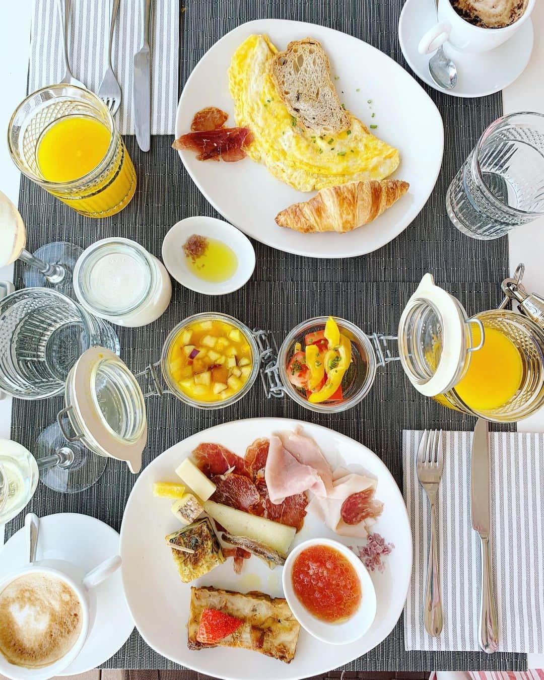 渡辺由布子さんのインスタグラム写真 - (渡辺由布子Instagram)「🥂🍊🍳🥐☕️🧀  2019.07.30 Breakfast Memories❤︎ That's one of our favorite breakfast spots in the world.   忘れられない朝食シーン。 マヨルカ島もバルセロナもマドリードも、スペイン滞在中は毎朝Cava(シャンパン)が飲み放題で、夢のようだったなぁ。  #TBT  #朝シャン  #ラテン  #スペイン #移住計画 #夢のまた夢 #E朝  #throwbackthursday  #breakfast  #breakfastgoals  #breakfastwithaview  #morning #boutiquehotel  #staycation  #hotel  #oceanview  #vacation  #summervibes  #memories  #tbt🔙📸   📍 @itmallorcahotels #BoutiqueHotelCalatrava #palmademallorca #mallorca #spain #🇪🇸」8月13日 21時13分 - watanabe_yuko
