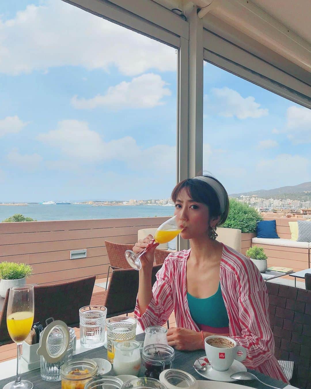 渡辺由布子さんのインスタグラム写真 - (渡辺由布子Instagram)「🥂🍊🍳🥐☕️🧀  2019.07.30 Breakfast Memories❤︎ That's one of our favorite breakfast spots in the world.   忘れられない朝食シーン。 マヨルカ島もバルセロナもマドリードも、スペイン滞在中は毎朝Cava(シャンパン)が飲み放題で、夢のようだったなぁ。  #TBT  #朝シャン  #ラテン  #スペイン #移住計画 #夢のまた夢 #E朝  #throwbackthursday  #breakfast  #breakfastgoals  #breakfastwithaview  #morning #boutiquehotel  #staycation  #hotel  #oceanview  #vacation  #summervibes  #memories  #tbt🔙📸   📍 @itmallorcahotels #BoutiqueHotelCalatrava #palmademallorca #mallorca #spain #🇪🇸」8月13日 21時13分 - watanabe_yuko