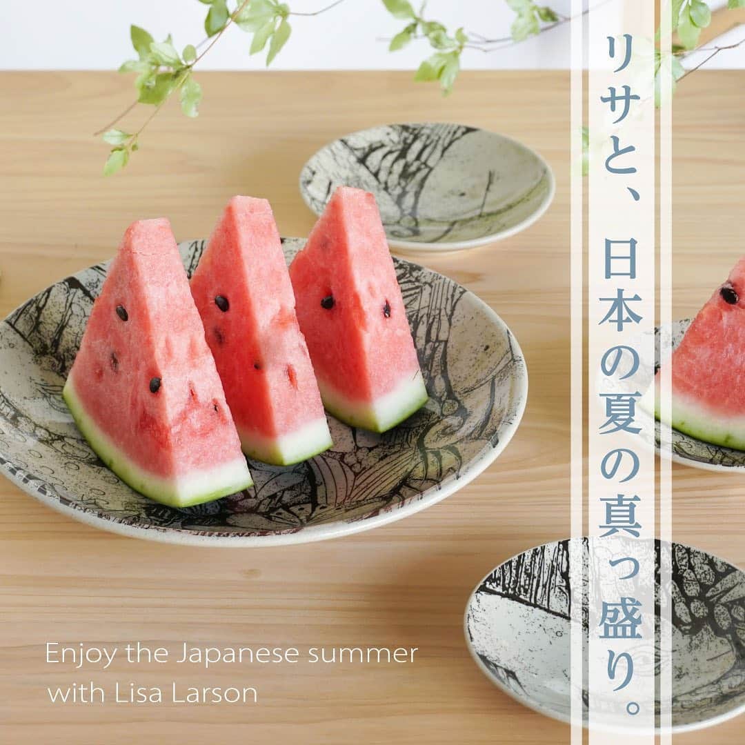 リサラーソンさんのインスタグラム写真 - (リサラーソンInstagram)「"日本の夏の、真っ盛り！"⁠⠀ ⁠⠀ 特設サイト「リサと、日本の夏の真っ盛り。」がアップデートして公開中。夏を涼しくするアイテムを一同に集めた「リサの夏」のポータルサイトはここです！食器や、キッチンまわりのアイテムが充実しています！⁠⠀ ⁠⠀  ================⁠⠀⁠⠀⁠⠀ 「リサと、日本の夏の真っ盛り。」の特設サイトはプロフィールのリンクよりご覧いただけます。⁠⠀⁠⠀⁠⠀ ⁠ →@lisalarsonjp⁠⠀⁠⠀ ⁠⠀⁠⠀ ➡️TONKACHI STOREでもリサ・ラーソンの情報をお届けしております。⁠⠀⁠⠀ ぜひフォローしてくださいね。⁠⠀⁠⠀ →@tonkachi_store⁠⠀⁠⠀ ⁠⠀⁠⠀⁠⠀ ⁠⠀⁠⠀ #LisaLarson #リサラーソン #tonkachi #トンカチ #tonkachistore #トンカチストア #🔨#Sweden #スウェーデン #北欧 #北欧インテリア #北欧雑貨 #北欧ライフスタイル #ceramic #陶器 #陶芸家 #作家 #益子の豆皿 #益子焼 #夏 #スイカ⁠⠀」8月13日 21時06分 - lisalarsonjp