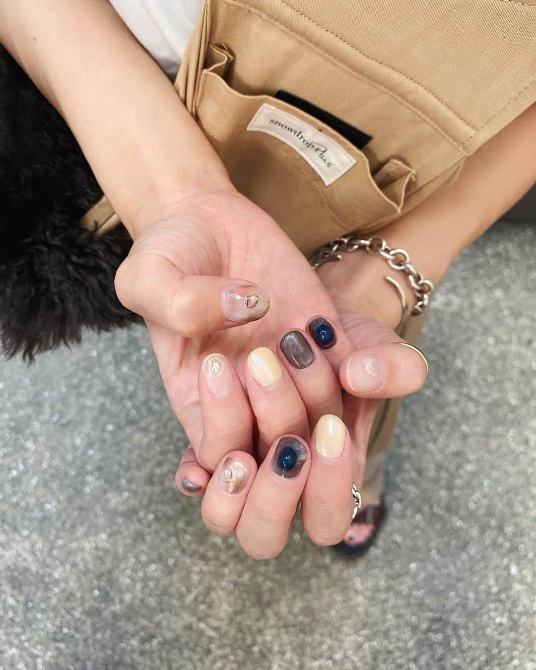 大野真昂のインスタグラム：「☺︎ ・ ▫️new nails▫️ ・ 短めのニュアンスネイル可愛い🥺💅🏻 ブルーの石がお気に入り。 ・ 爪可愛いとテンション上がる🍃 ・ いつもありがとうございます🌟 @mint___misaki  ・ #nails #ネイル #ジェルネイル #ショートネイル #ニュアンスネイル #夏ネイル」