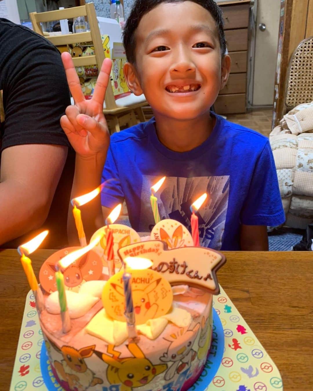 星野光正のインスタグラム：「昨日は次男の誕生日🎂  ずっと食べたいと言っていた31アイスクリームのアイスケーキで誕生日の御祝い♪  ずっと行ってみたいと言っていた釣りにも連れて行けて凄く楽しかったと言ってくれたのでこっちも嬉しくなった♪  俺と次男はちっさいイサキを何十匹とキャッチ&リリース。 長男だけアジ釣れとったw  すでに誕生日プレゼントとは別に釣り竿をねだられてますが、それほど楽しかったという事と受け止め前向きに検討してやろうw   #プロダーツプレイヤー #ダーツインストラクター #ダーツ #エスダーツ #エスダーツオフィシャルプレイヤー #星野光正 #星野飯 #三児のパパ #アラフォーパパ #料理好き #釣り  #さびき釣り」
