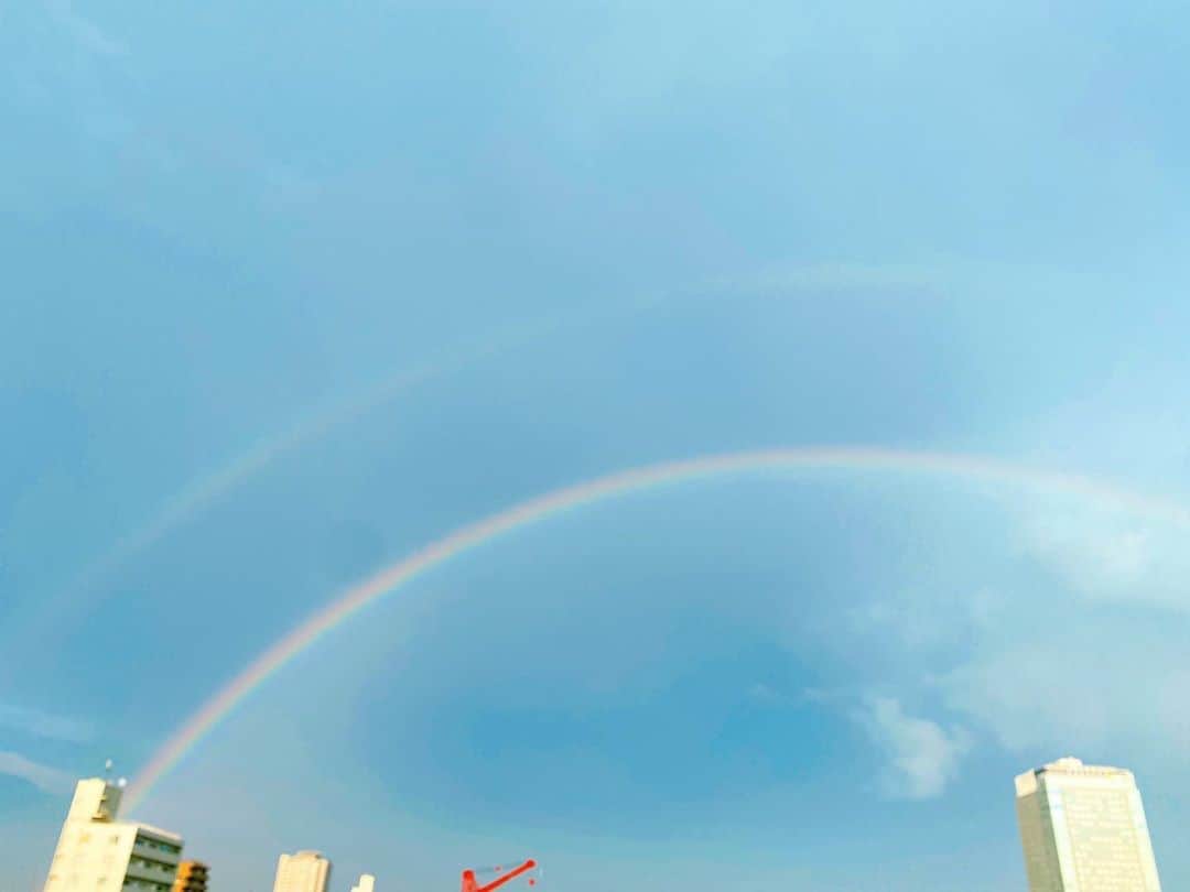 妃海風さんのインスタグラム写真 - (妃海風Instagram)「. . 雨が降らなければ、 虹はかからない🌈 . . #突然に虹はかからないからね😊 #どんな時期も、必要なんやねー☔️ #明日もがんばりましょ🏋️‍♀️🌈 . #二重の虹 #お稽古が中断するほど #みんなで見惚れました！ #happyをありがとう！🌈」8月13日 21時12分 - fuhinami_official