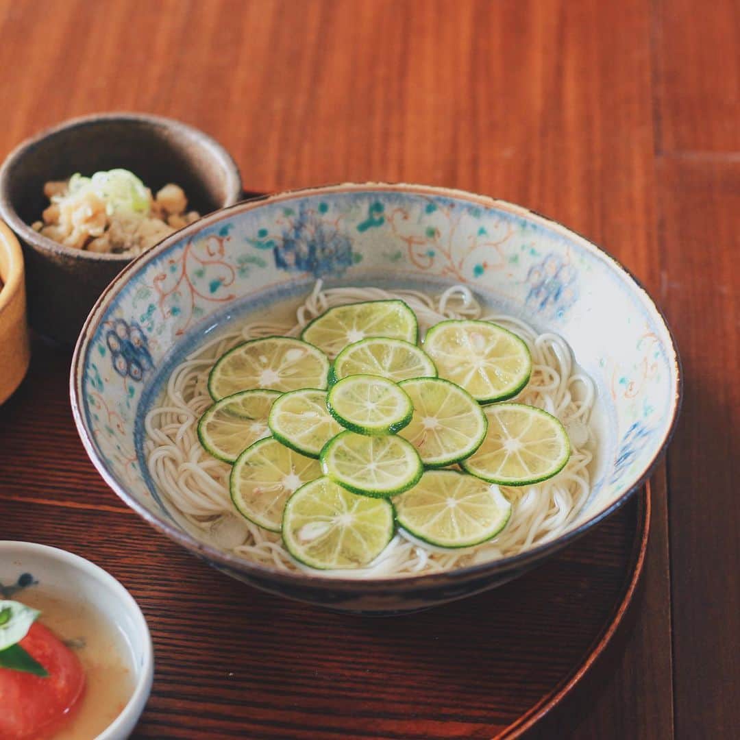 Kaori from Japanese Kitchenさんのインスタグラム写真 - (Kaori from Japanese KitchenInstagram)「暑い日のすだちそうめん定食。 ・ こんばんは。 今日の朝昼ごはん。 すだちとそうめんを使い切りたくて すだちそうめんにしました。 すだちの酸っぱさが暑い日に効く…！ 切るの失敗して盛り付けでごまかしてます🤪 ・ すだちは薬膳的にみると 気の巡りを良くしてくれる効能があり 仕事で気が張り詰めてる自分にぴったりということで 今日は皮ごと全部食べました。 （ストレスたまりがちな人におすすめ） ビタミンCたっぷりで 夏の暑さで疲れた身体の疲労回復にも◎ ・ ○○○と上から見たら全部丸い器。 重ね小鉢におばんざい3種。 すだちそうめんの器は うぐいすの染付が気に入っています。 動物モチーフの器が大好き😙 本日もお疲れ様でした。 ・ 【おしながき】 すだちそうめん フルートトマトたいたんとバジル だし巻き卵 鴨ロースと小松菜のお浸し 鱧の南蛮漬け @kyo_ryori.aun ・ ・ ・ ・ 2020.08.13 Thu Hi from Tokyo! Today’s brunch:Japanese cold Somen noodles w/ citrus sudachi, simmered tomato w/ fresh basil, rolled egg omelet, roasted duck and simmered spinach, sweet and sour deep-fried eel. ・ ・ ・ ・ ・ #japanesefood #breakfast #朝ごはん #おうちごはん #早餐 #薬膳 #うつわ #自炊 #松浦コータロー #佐藤もも子 #小澤基晴 #すだち #すだちそうめん」8月13日 21時17分 - coco_kontasu
