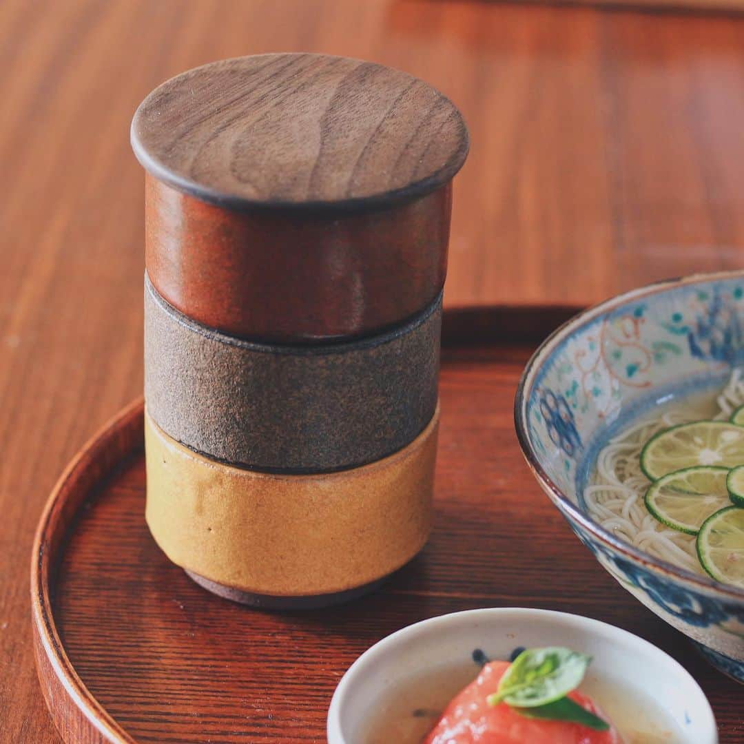 Kaori from Japanese Kitchenさんのインスタグラム写真 - (Kaori from Japanese KitchenInstagram)「暑い日のすだちそうめん定食。 ・ こんばんは。 今日の朝昼ごはん。 すだちとそうめんを使い切りたくて すだちそうめんにしました。 すだちの酸っぱさが暑い日に効く…！ 切るの失敗して盛り付けでごまかしてます🤪 ・ すだちは薬膳的にみると 気の巡りを良くしてくれる効能があり 仕事で気が張り詰めてる自分にぴったりということで 今日は皮ごと全部食べました。 （ストレスたまりがちな人におすすめ） ビタミンCたっぷりで 夏の暑さで疲れた身体の疲労回復にも◎ ・ ○○○と上から見たら全部丸い器。 重ね小鉢におばんざい3種。 すだちそうめんの器は うぐいすの染付が気に入っています。 動物モチーフの器が大好き😙 本日もお疲れ様でした。 ・ 【おしながき】 すだちそうめん フルートトマトたいたんとバジル だし巻き卵 鴨ロースと小松菜のお浸し 鱧の南蛮漬け @kyo_ryori.aun ・ ・ ・ ・ 2020.08.13 Thu Hi from Tokyo! Today’s brunch:Japanese cold Somen noodles w/ citrus sudachi, simmered tomato w/ fresh basil, rolled egg omelet, roasted duck and simmered spinach, sweet and sour deep-fried eel. ・ ・ ・ ・ ・ #japanesefood #breakfast #朝ごはん #おうちごはん #早餐 #薬膳 #うつわ #自炊 #松浦コータロー #佐藤もも子 #小澤基晴 #すだち #すだちそうめん」8月13日 21時17分 - coco_kontasu