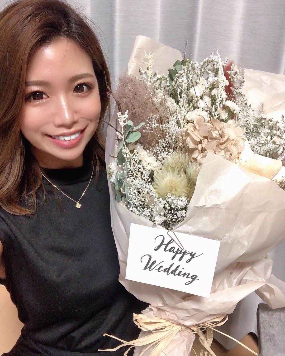 のインスタグラム：「༄ 皆様 前回の投稿に たくさんの嬉しいコメント ありがとうございます🥰💗 ひとつひとつ読みたいので またゆっくり返信します🥺💕  そしてこの ドライフラワーの花束が とってもお気に入り…💐 可愛い花瓶知ってたら教えてください🧚‍♀️」